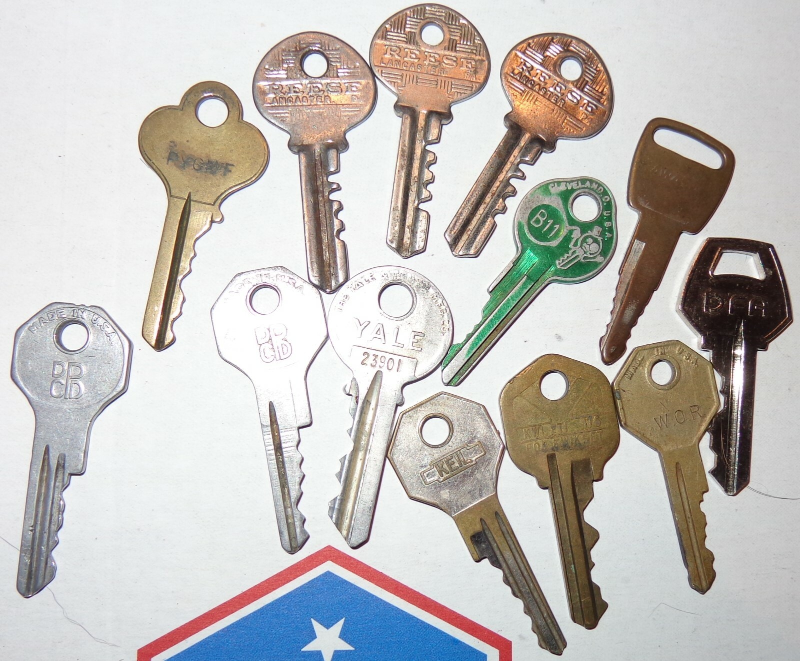 MIXED LOT 200 OLD VTG KEYS BROOKLYN ATLANTIS STAR BARGMAN MEDALIST WEISER BELKNA