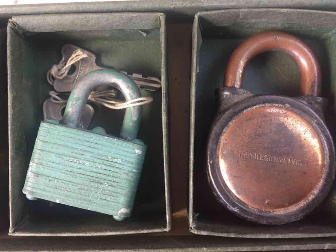 Vintage YALE Padlock Box Store Display w/ three # 324 Locks 2 working & two Keys