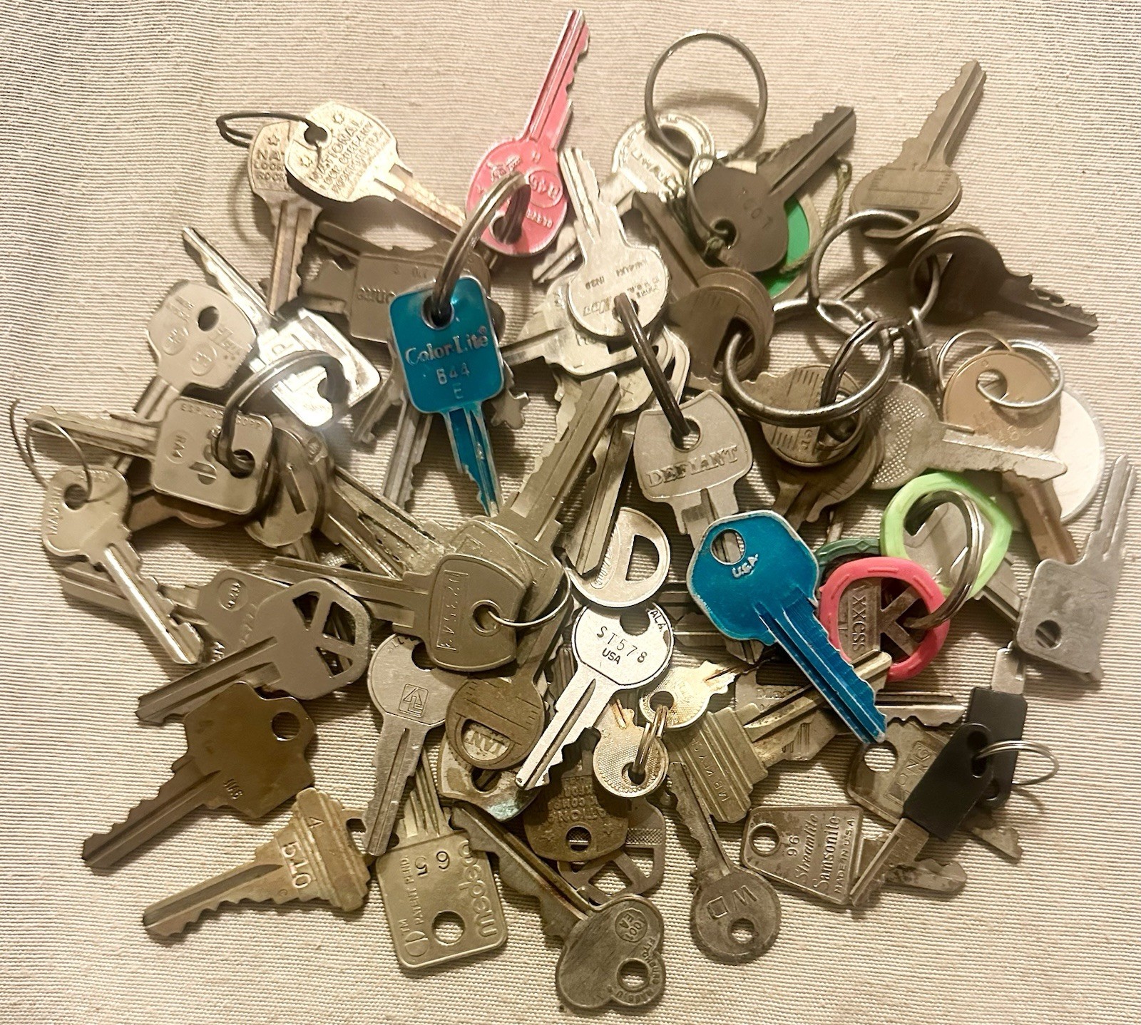 1 Pound Lot Of Mixed Vintage Keys SEE PICTURES! ! ! [H]