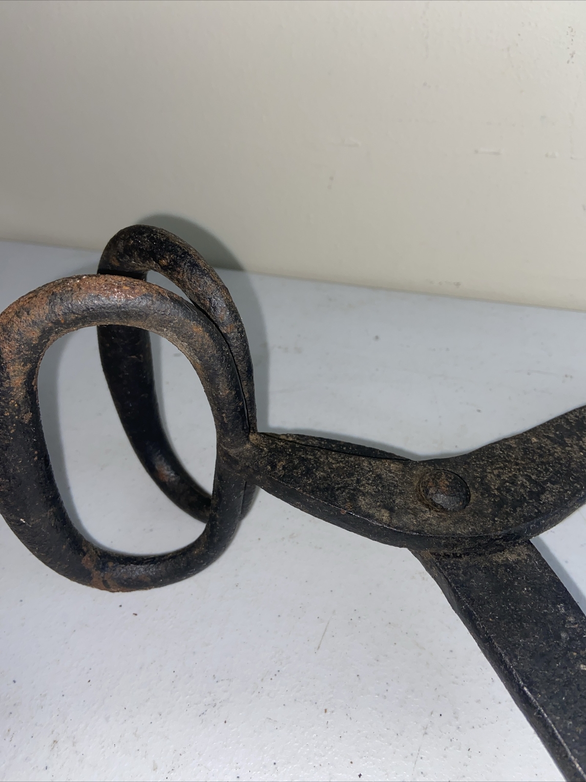 Cast Iron Ice Block Hay Bail Tongs 17” Wall Farmhouse Marked EL Vintage Cottage