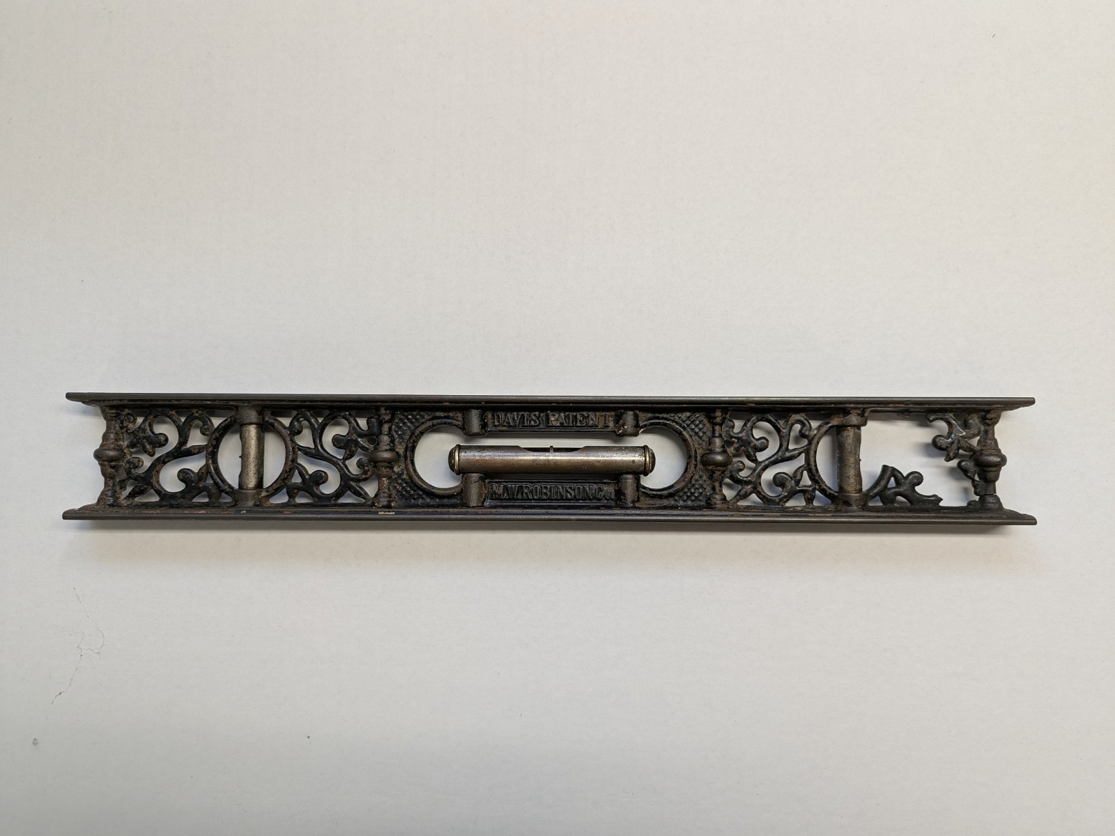 Davis Patent 18″ Cast Iron Level | M.W. Robinson Co. | No. 8 New York 1880s