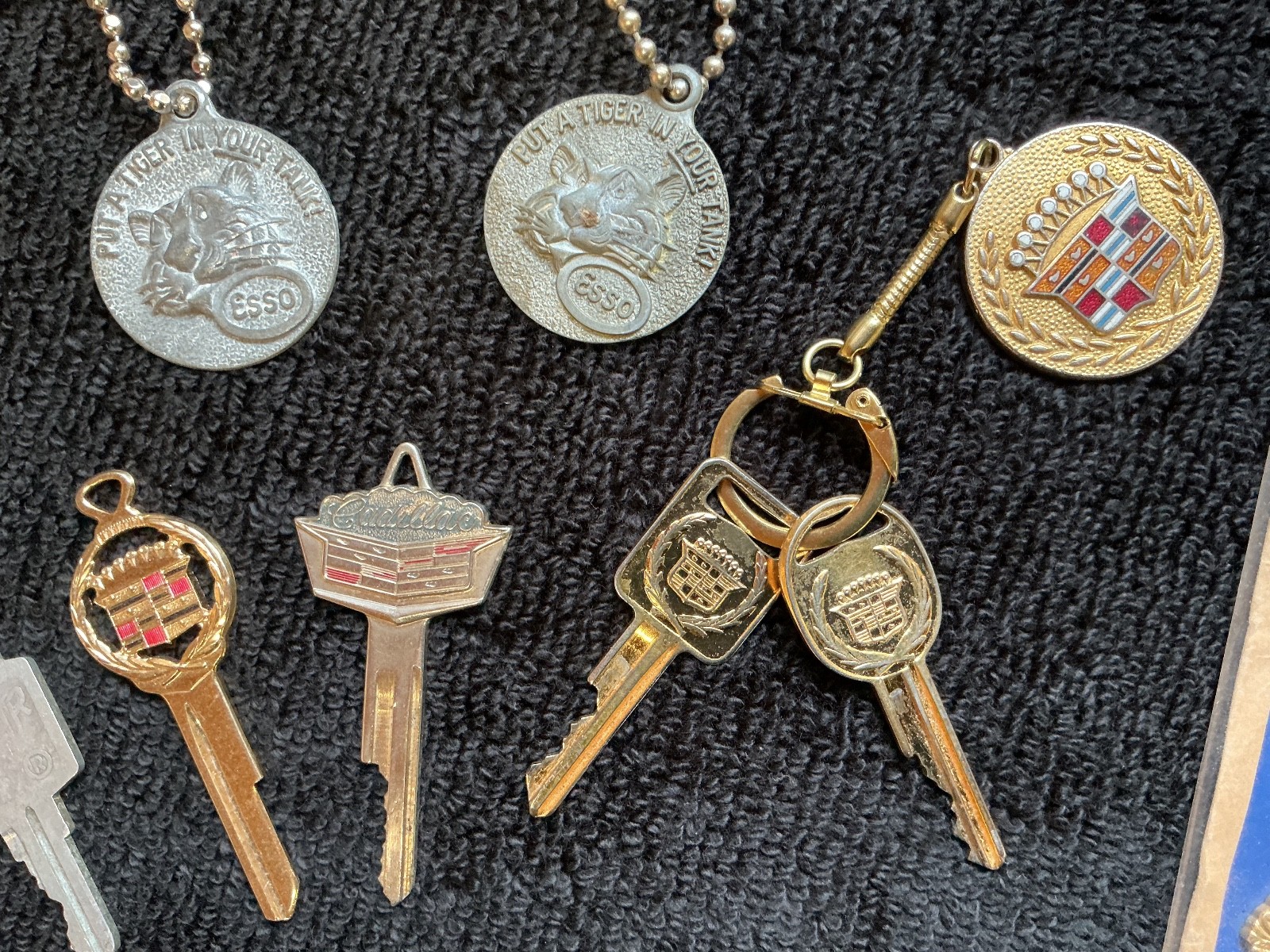 Huge lot of 70 Antique and vintage automobile keys