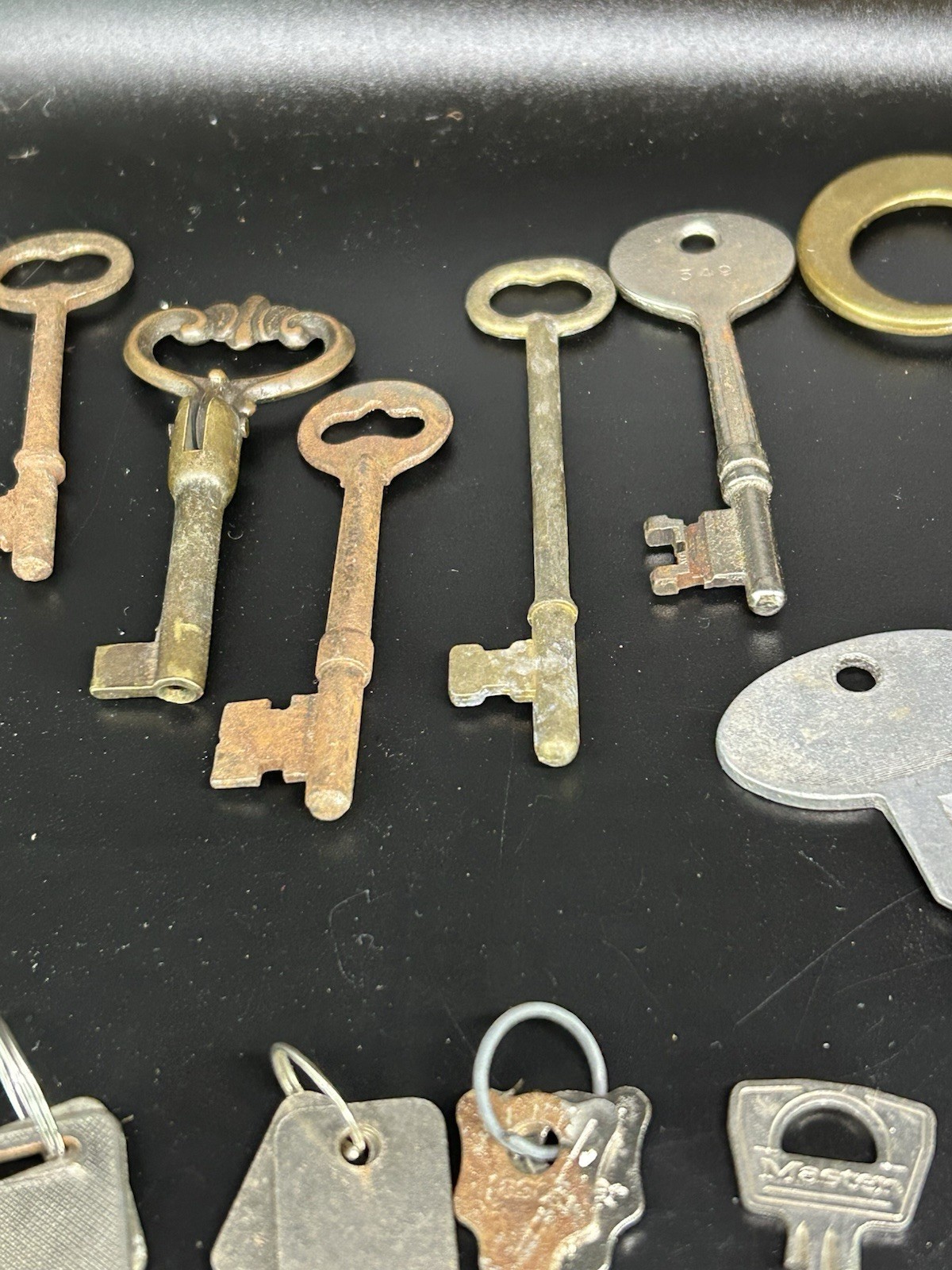 Lot 42 VTG Keys Flat Lock Skeleton Padlock House Brass Metal Alum Car Crafting