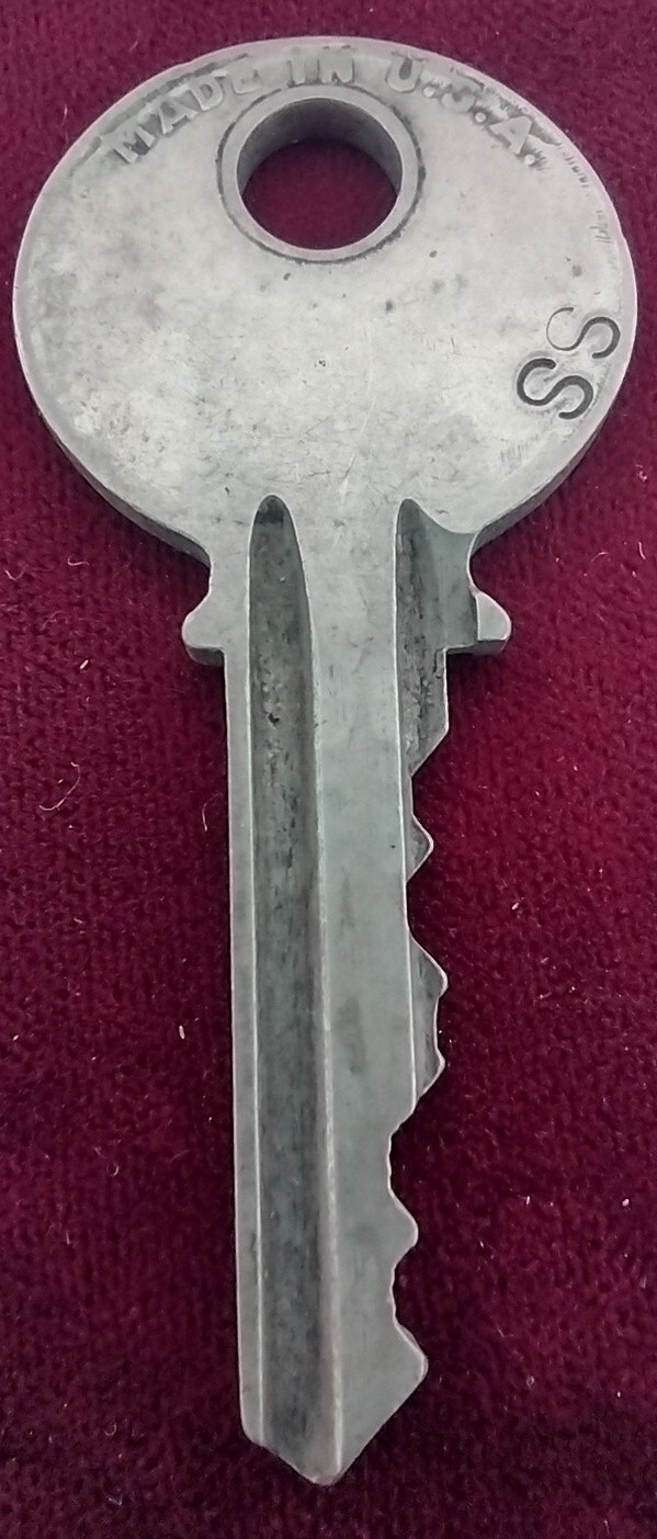 Vintage Key Yale And Towne Mfg Co Marked IB629 SS Appx 2-1/16” Padlocks Doors