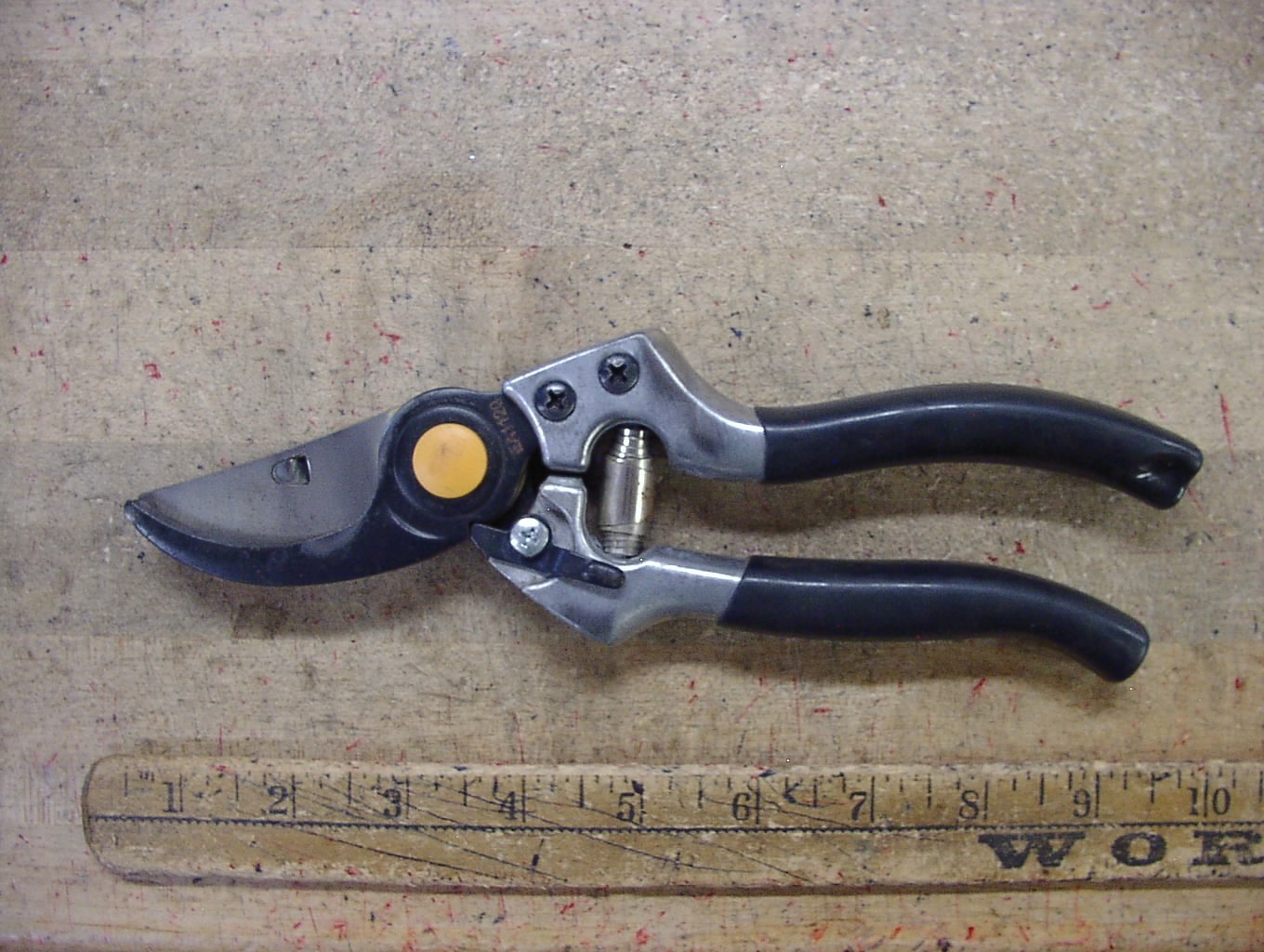 Fiskars Titanium EA1120 Bypass Pruners,9″,12.2 oz.,VGC