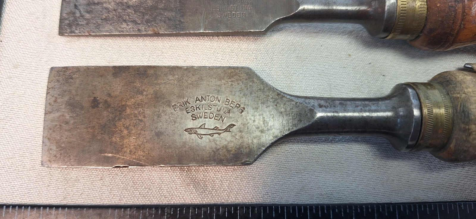 Erik Anton Berg Eskilstuna Sweden beveled Chisel 1 ” shark logo. + 5/8″ no logo