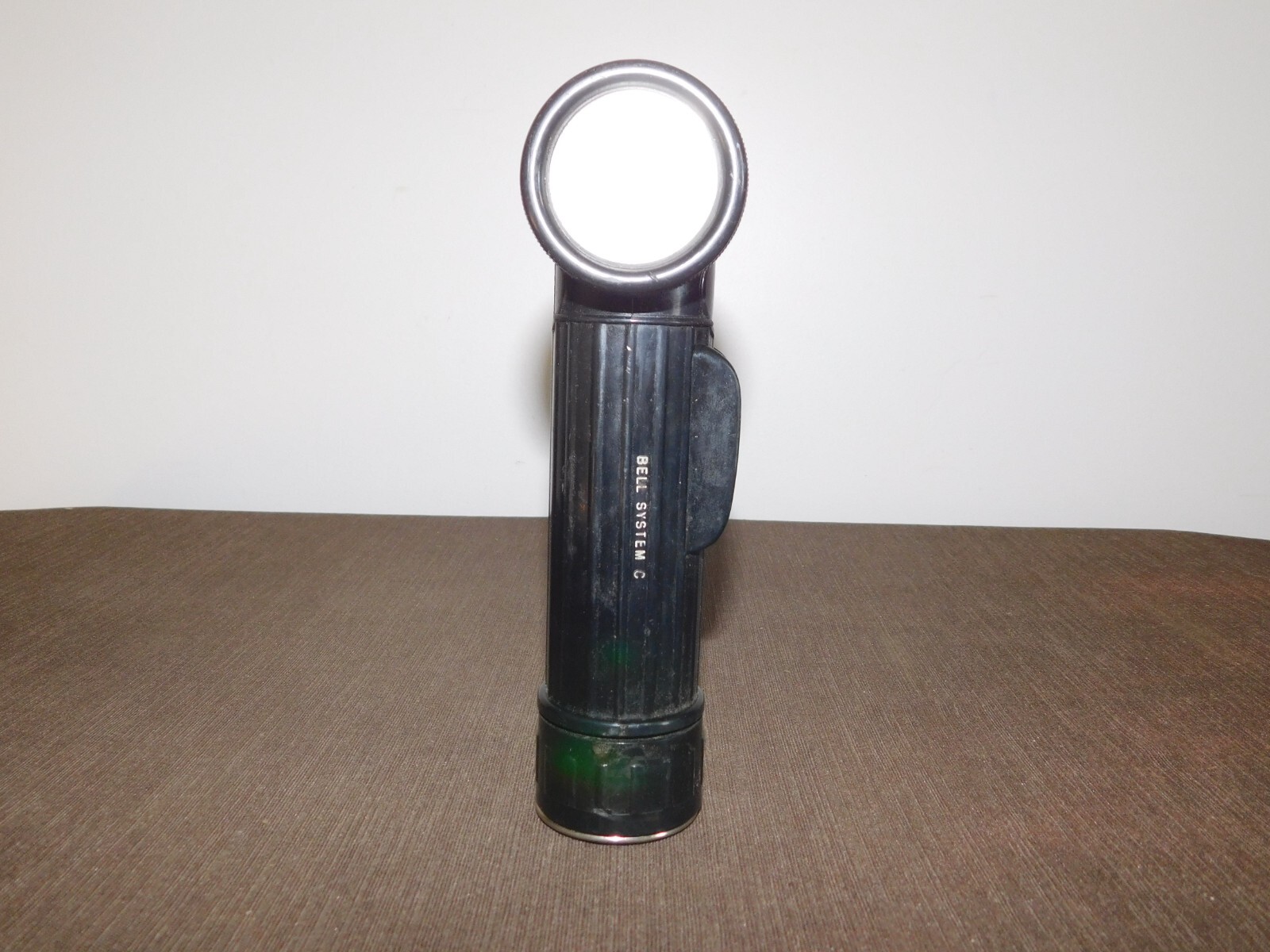 VINTAGE OLD TELEPHONE CO PLASTIC FLASHLIGHT 7 1/2″ HIGH GT PRICE BELL SYSTEM
