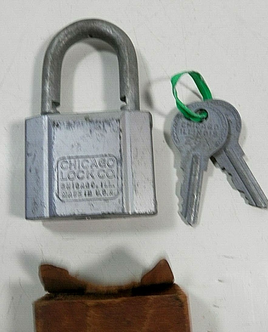 VINTAGE 1930’s CHICAGO LOCK CO. PADLOCK, KEYS & BOX No.7725 USA