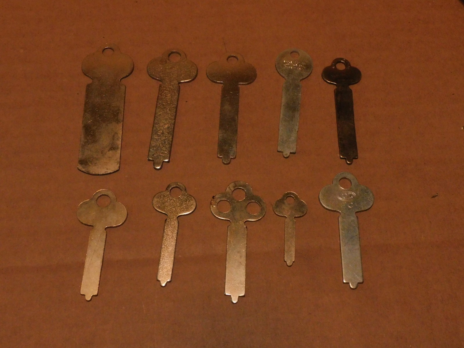 Lot of 10 Vintage Flat Skeleton Blanks Blank Uncut Keys Eagle Lock Ilco DL Yale