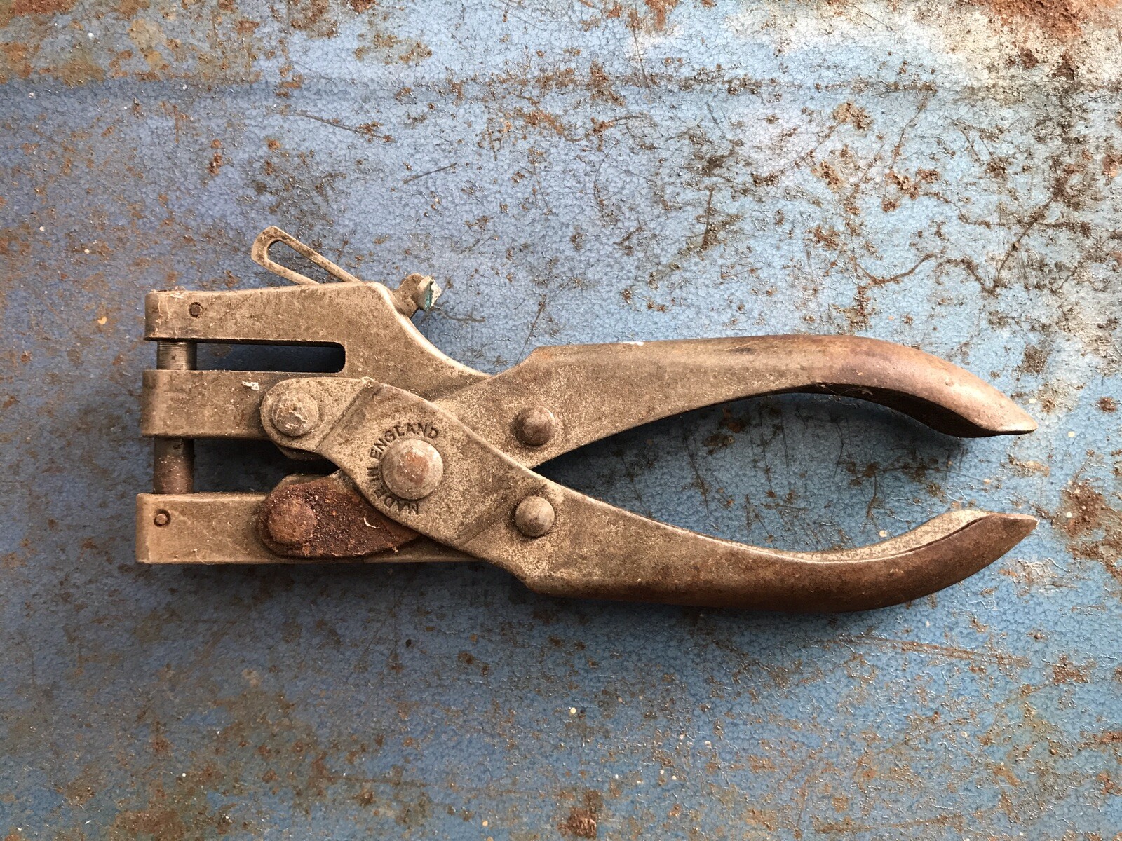Old Vintage Metall Tool | Probably for a hole punch for paper or card!?