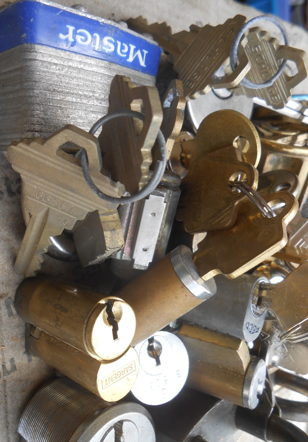 8.1 Lbs mix lot of Locks, cylinders, cam locks, parts, etc…Locksport
