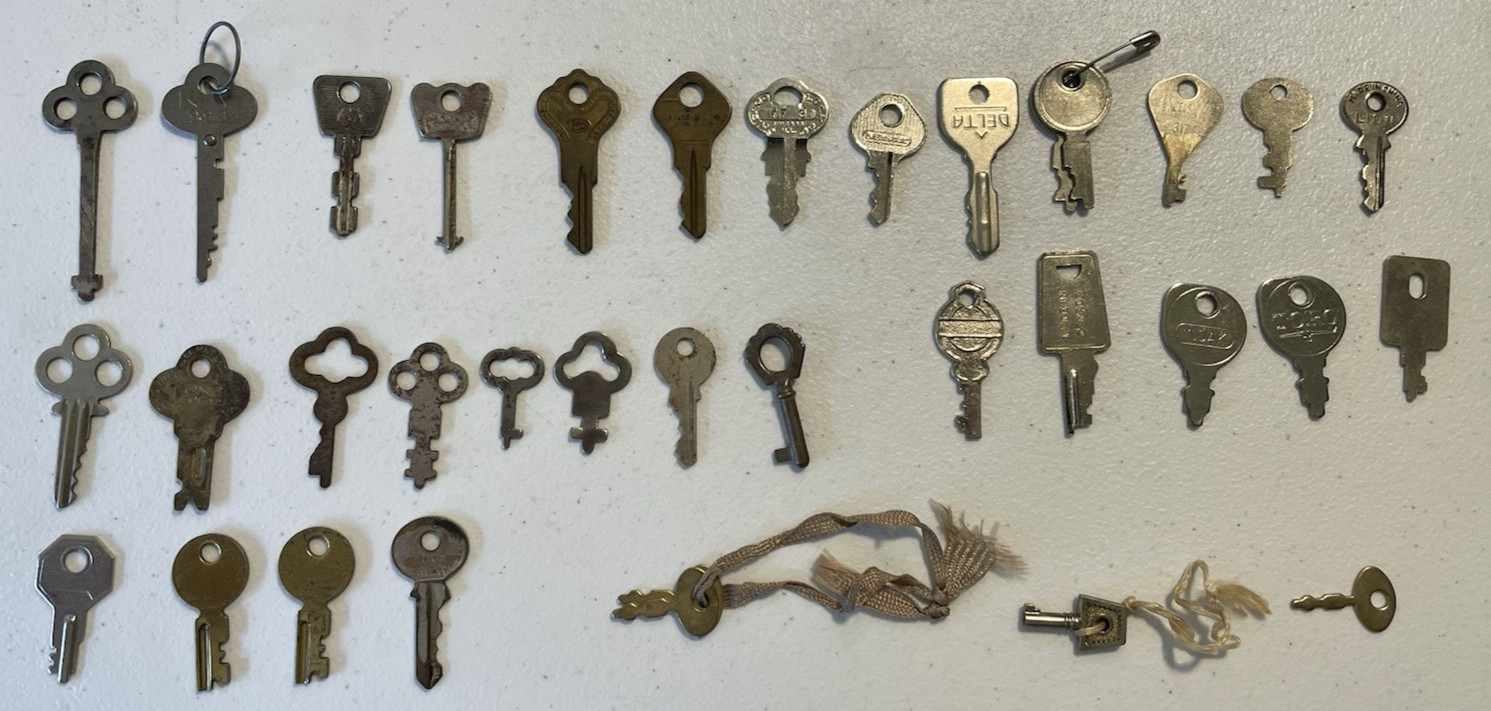 Lot of 35 Small Vintage Keys – Jewelry Box, Padlock, Luggage