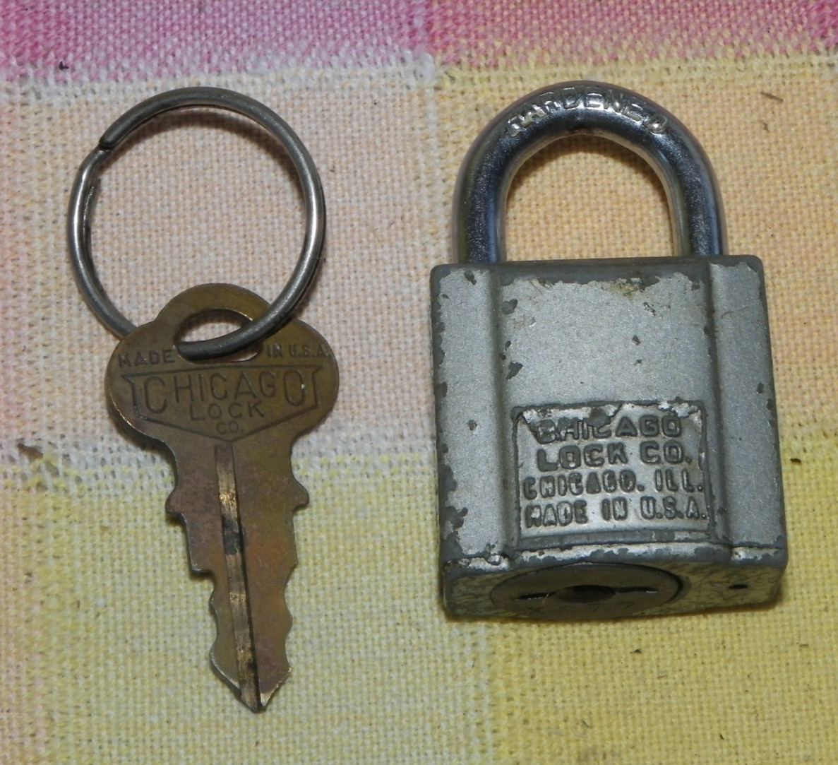 Vtg 1 3/4″ Painted Steel Chicago Lock Co Padlock With Key