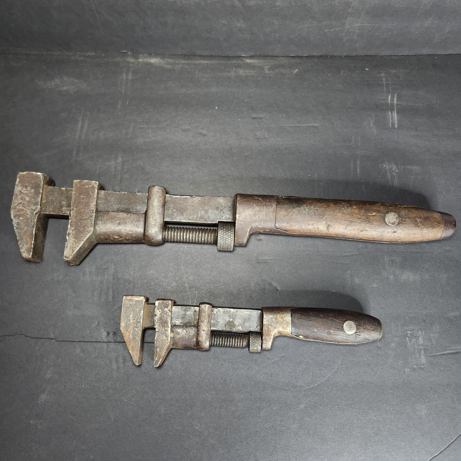 🇺🇸ANTIQUE L. COES WRENCH CO.🔥RARE HUGE MONKEY PIPE WRENCH SET WOOD HANDLE