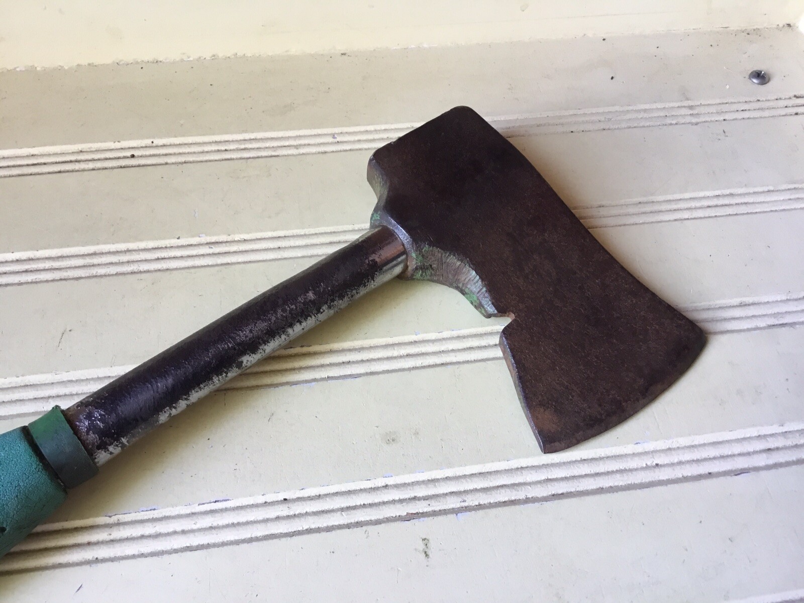 UTILITY AXE RUBBERIZED TURQUOISE SURE GRIP HANDLE w NAIL PULLER CAMPING