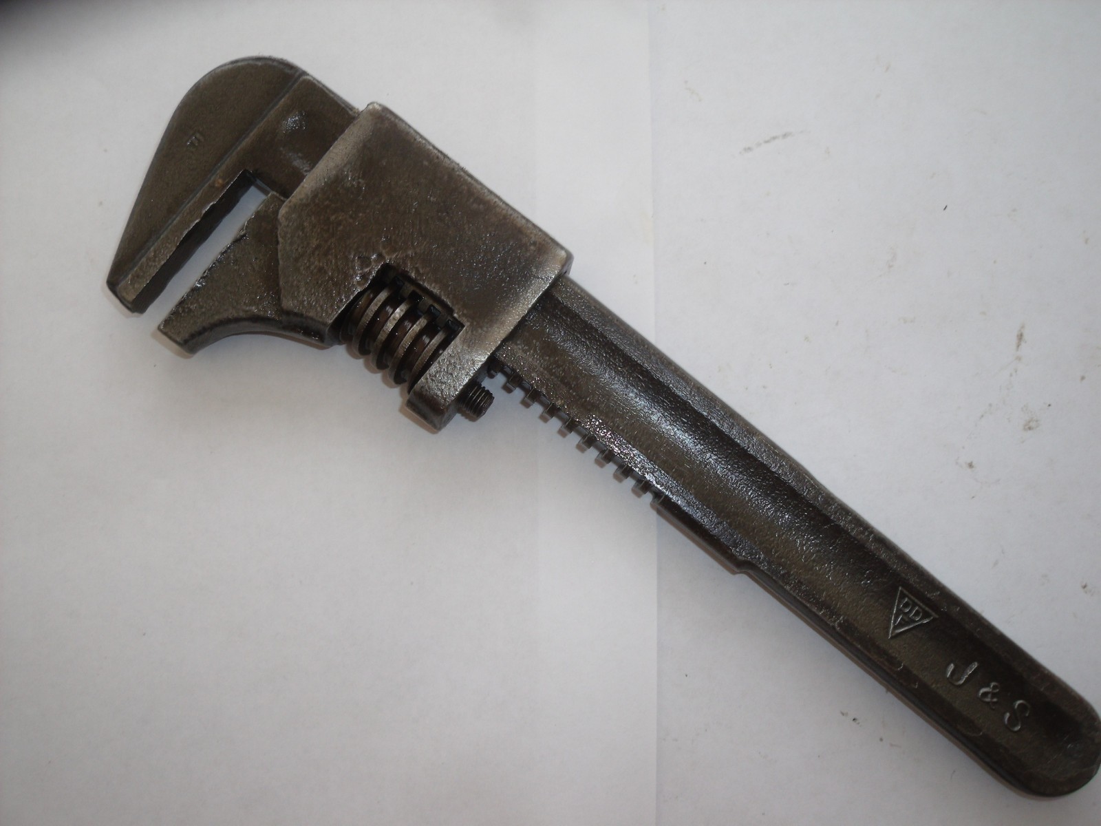 Vauxhall branded 9″ adjustable spanner. Cleaned and working.
