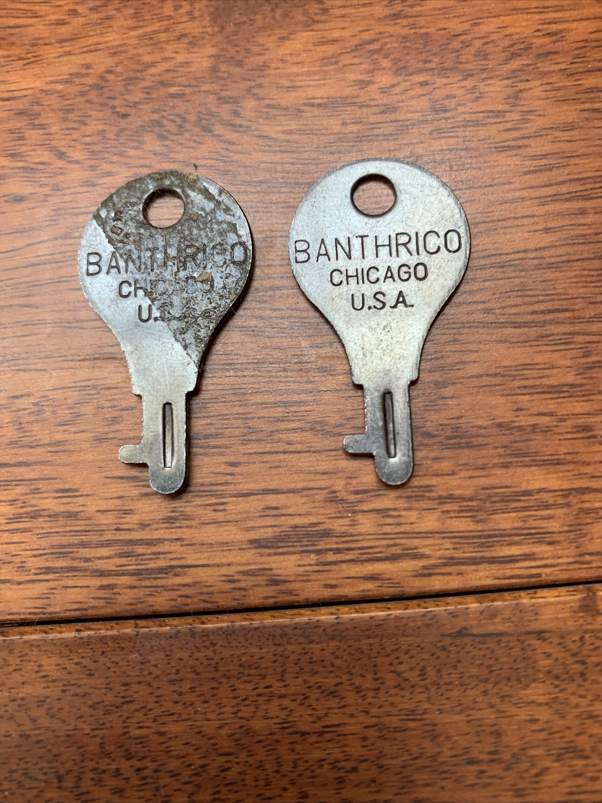 Vintage Burgundy Buxton Hunt Club Saddle Key-Tainer With 19 Antique Keys Inside