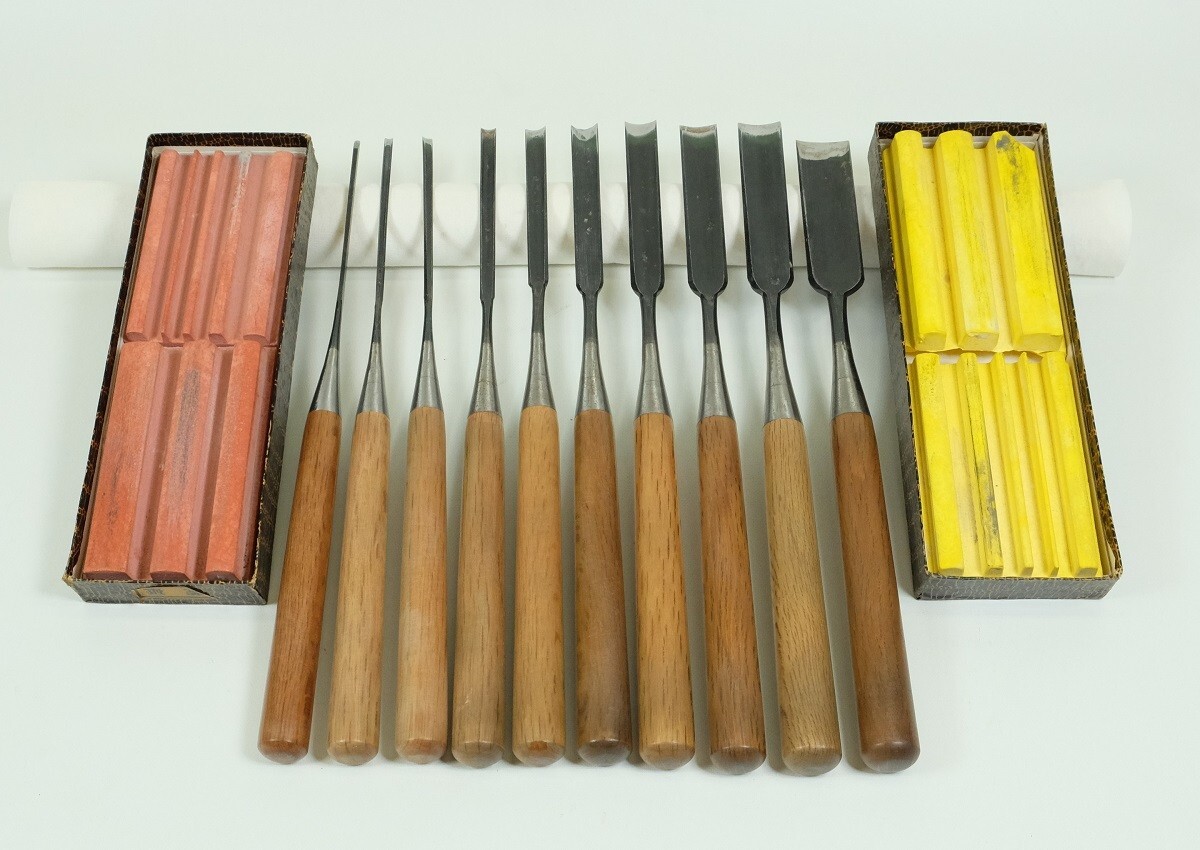 Thrust chisels, 10 pieces, 1.5 to 33 mm, with special whetstone,from Japan.
