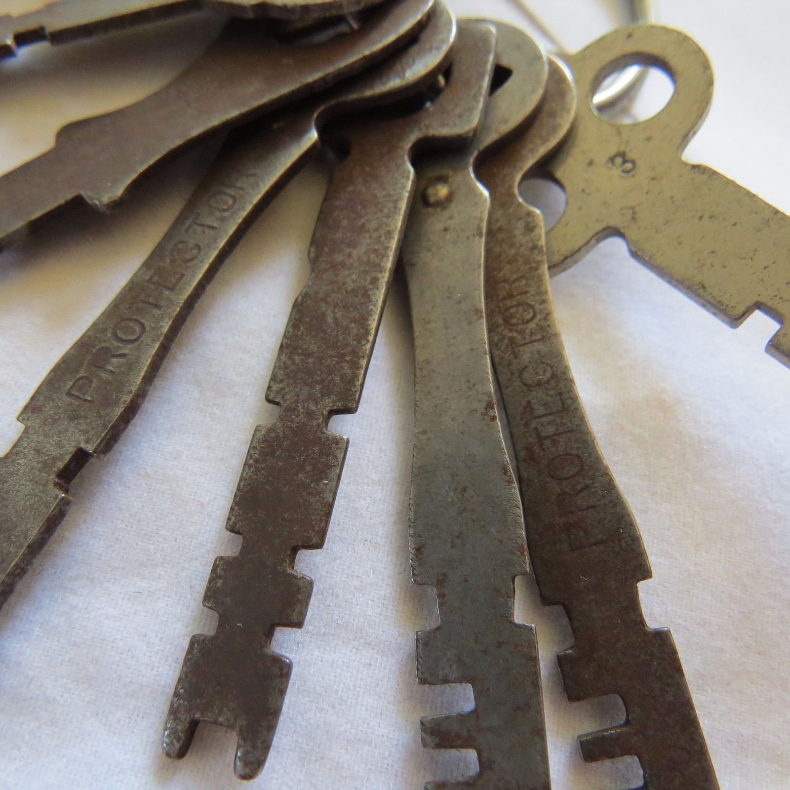 LOT OF 9 ANTIQUE/ VINTAGE KEYS (#2, B11)