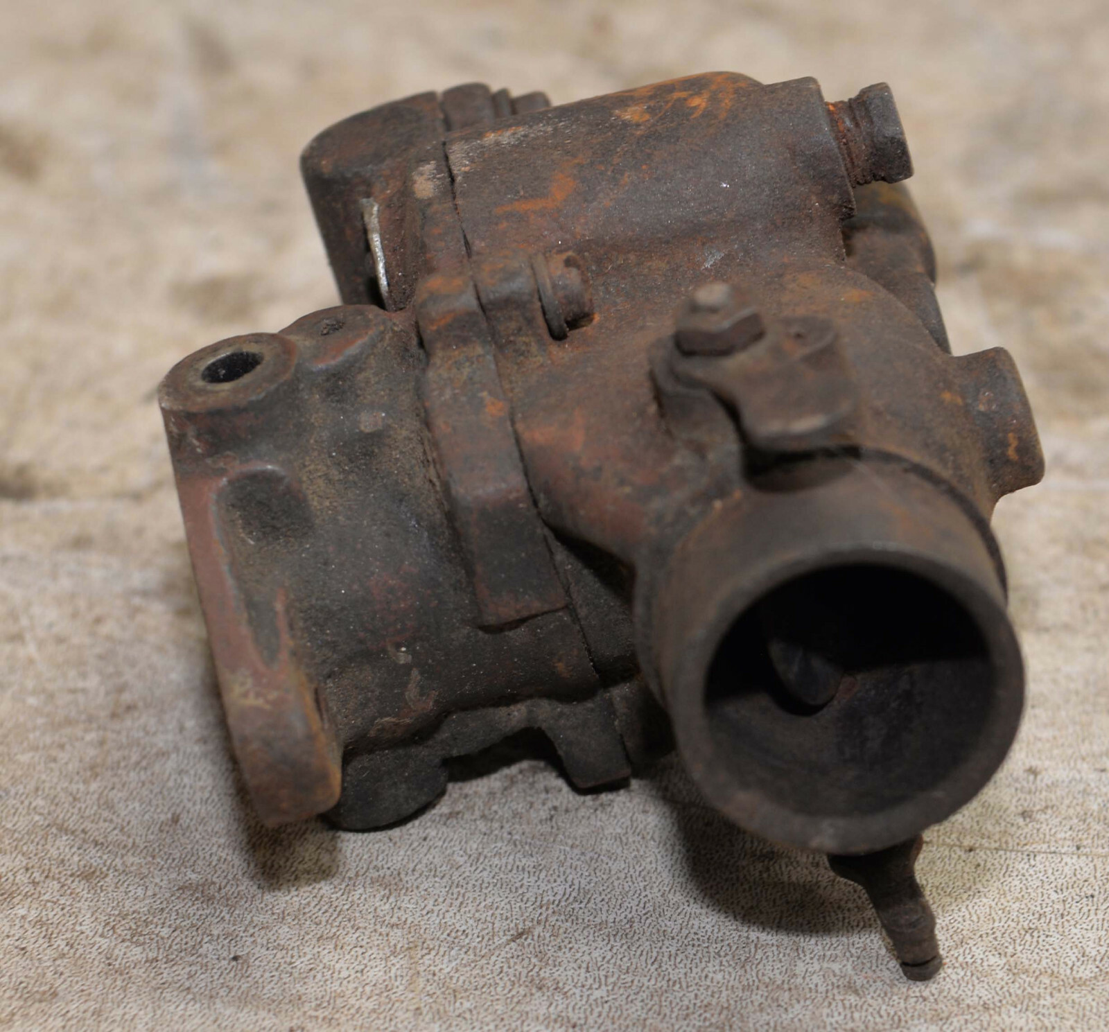 Vintage Zenith tractor carburator 915 collectible early engine part farm tool