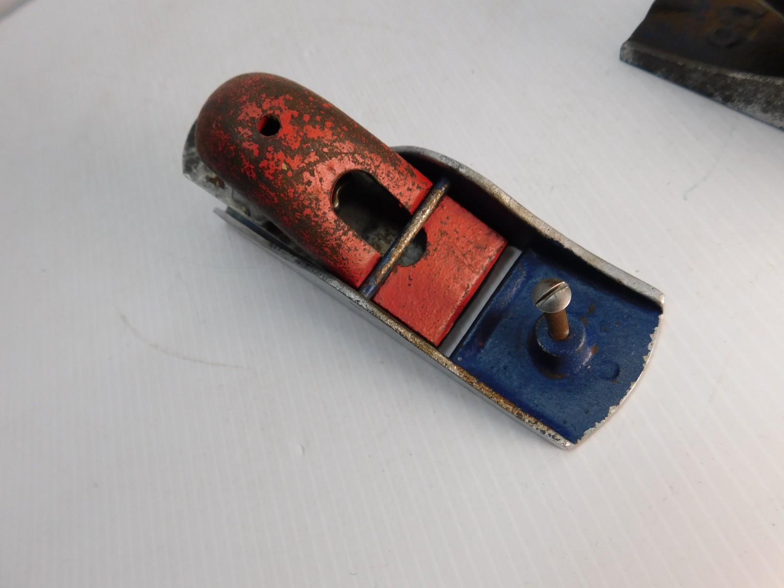 Pair Vtg Wood Planes no. 110, 6″ smooth bottom, red / blue