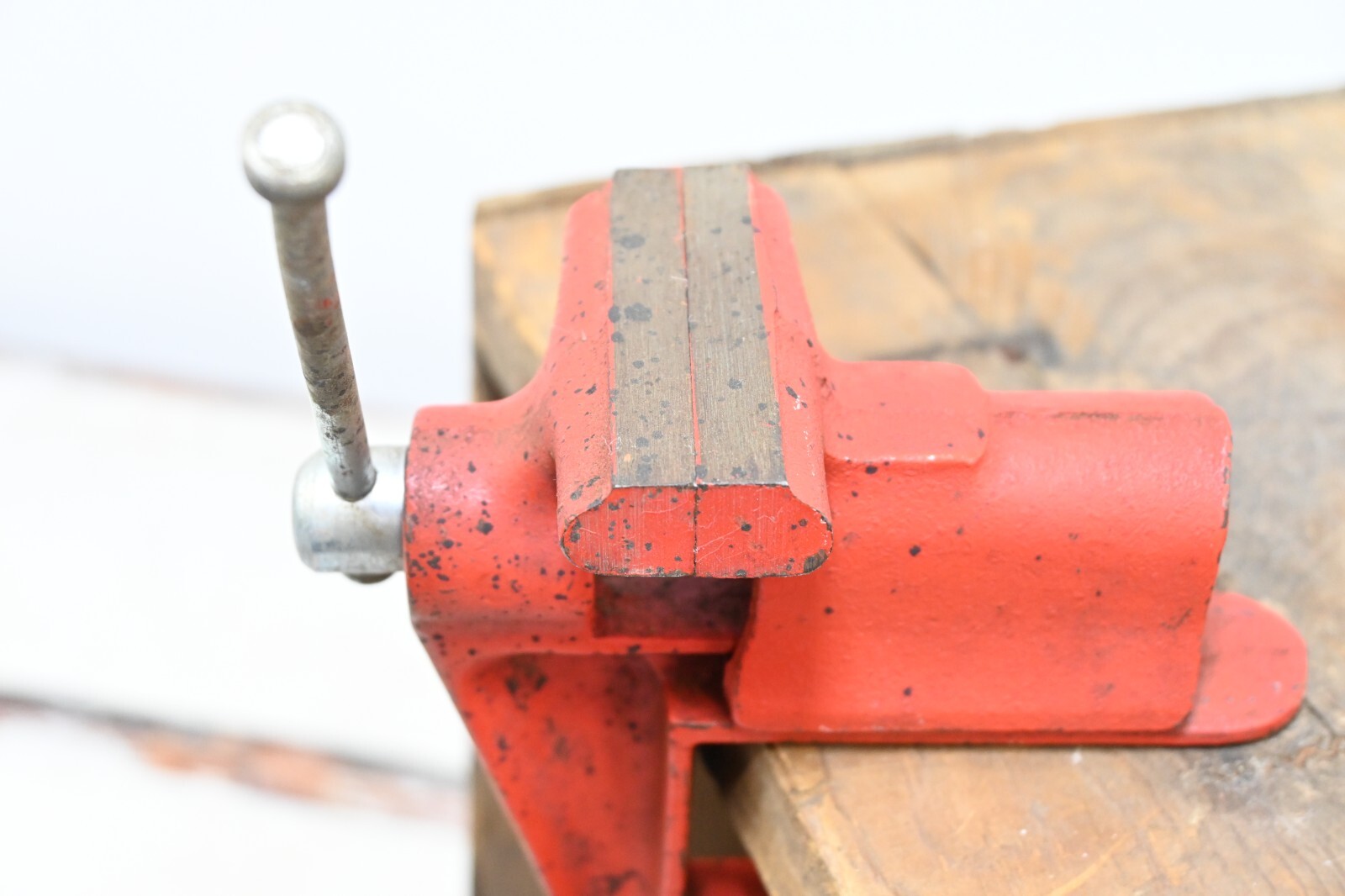 Small Vintage Red Bench Vise Jewelers Watchmakers Engravers Vise 2 5/8″Jaws