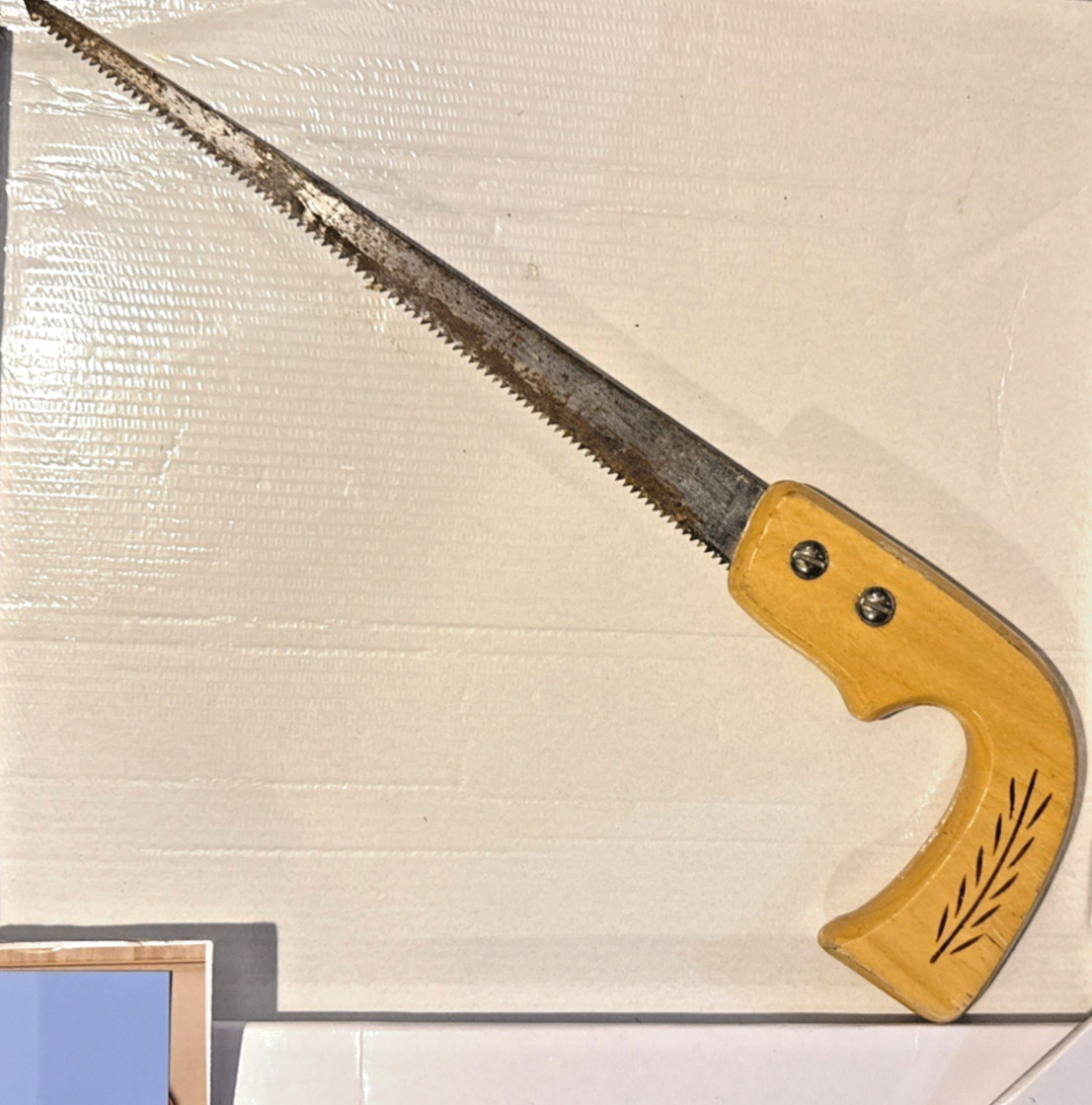 Vintage Keyhole Compass Saw 10.75″ Blade Wheat Engraved Wooden Handle