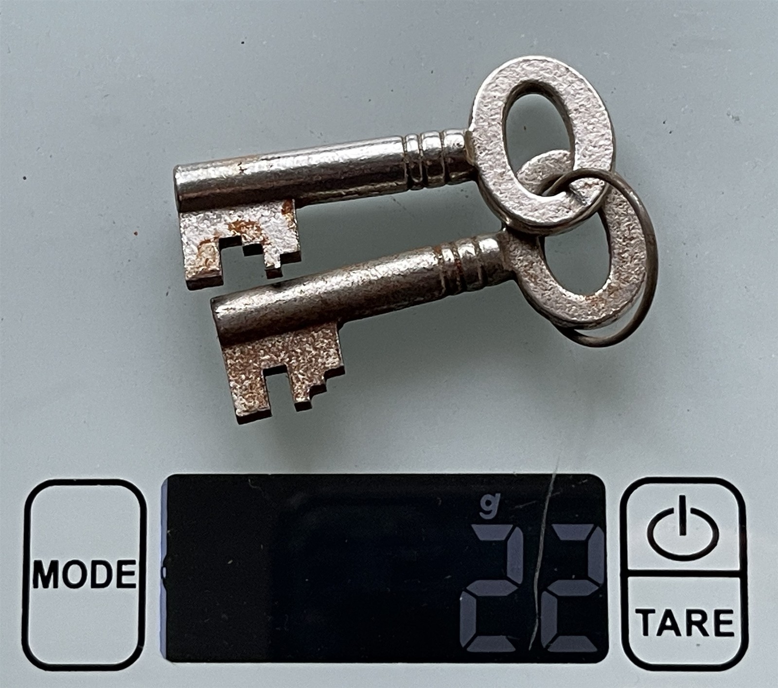 2 Vintage Identical ~ 5cm Long Keys on Thin Split Metal Ring #pD128