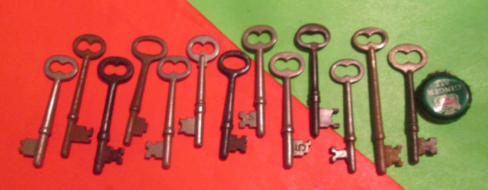 LOT OF 13 OLD ANTIQUE VINTAGE SKELETON KEYS DOOR MORE KEYS LISTED Y14DQQ
