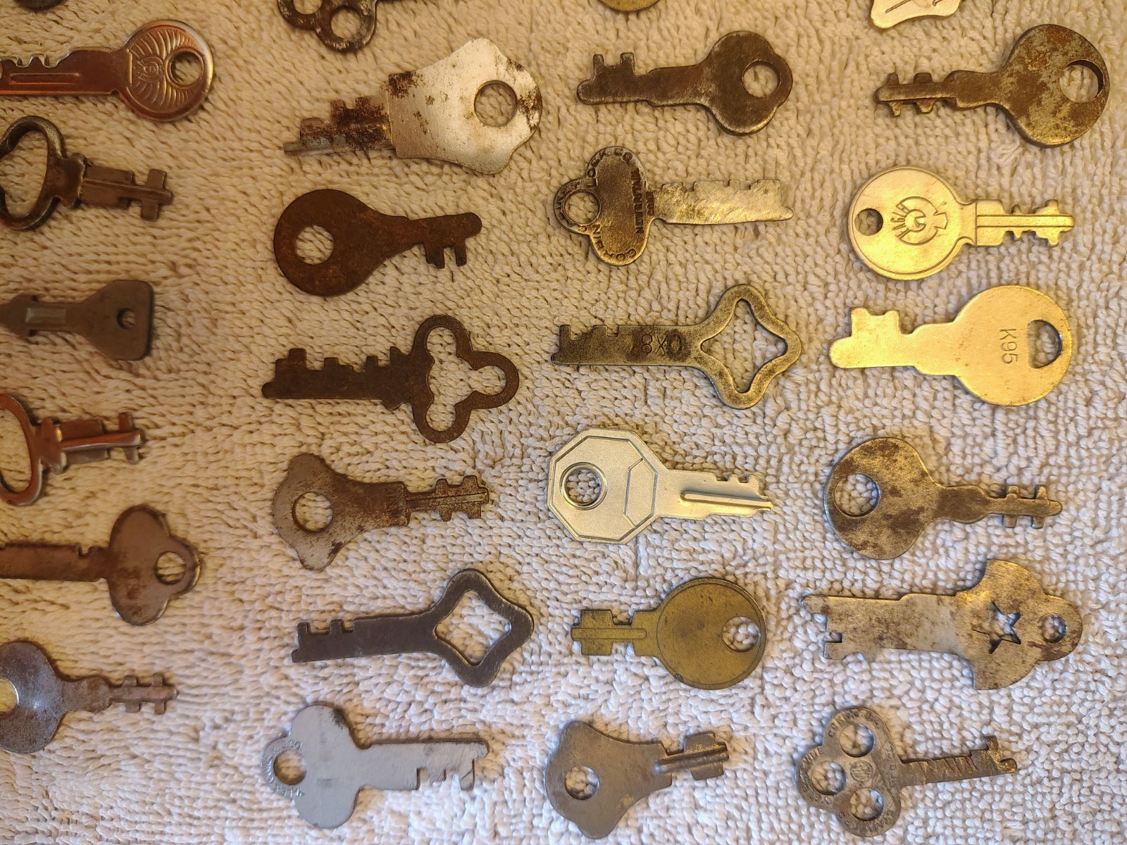 Lot Of 50 Old Flat Small Vintage Keys For Repurpose Crafts