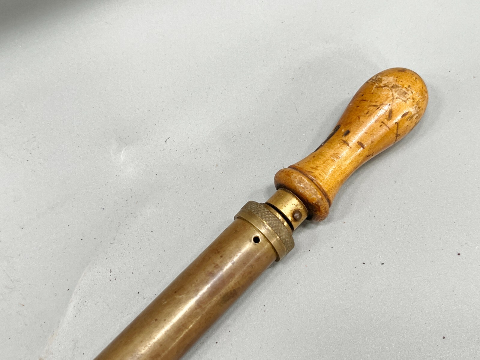 ANTIQUE BRASS PUMP SPRAYER WOOD HANDLE GARDEN WATER ROSE SYRINGE