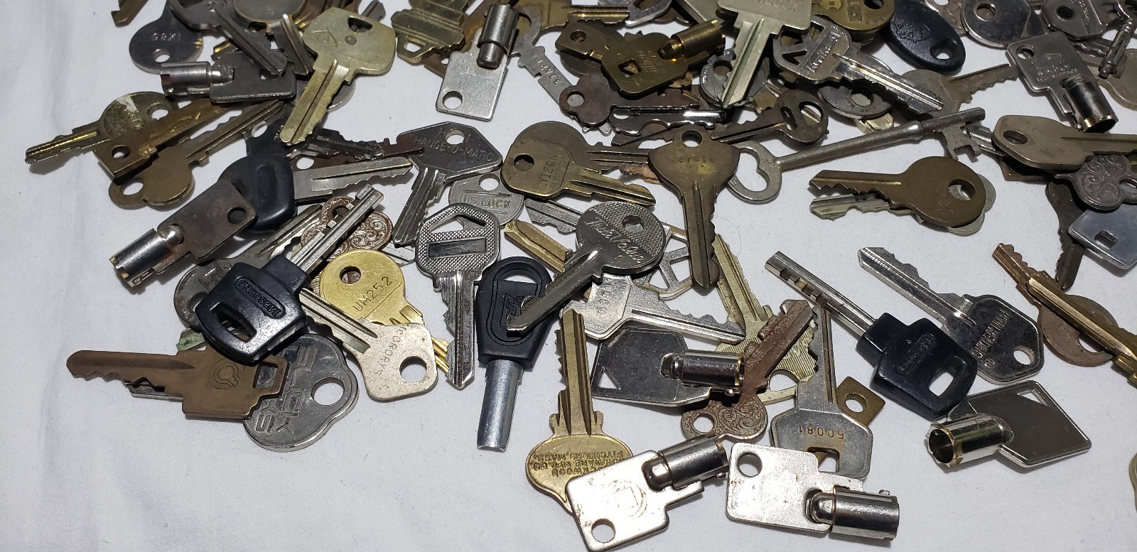 Mixed Lot Of Used Cut Keys Over 3-3/8 Pounds Collectors Crafts Art
