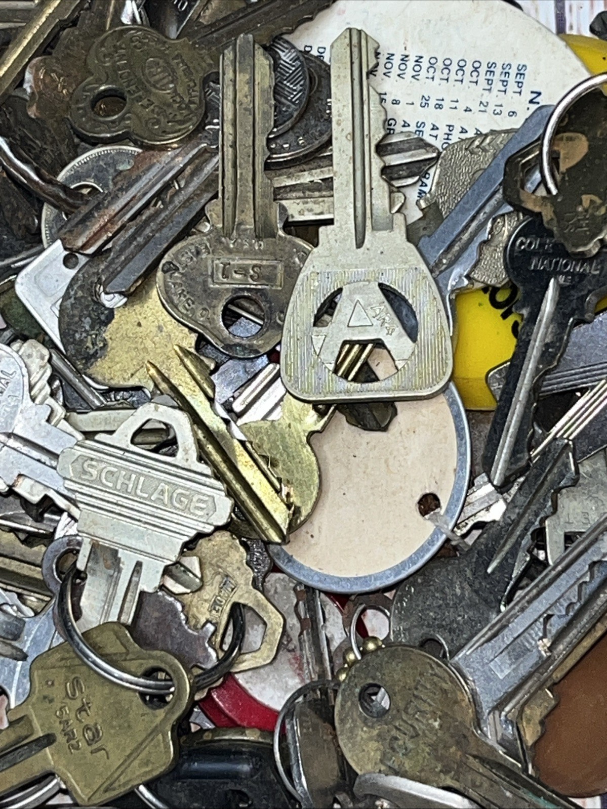 Assorted Vintage Lot of Cut Keys And Key Rings For Crafts, Projects, 2.5 Pounds