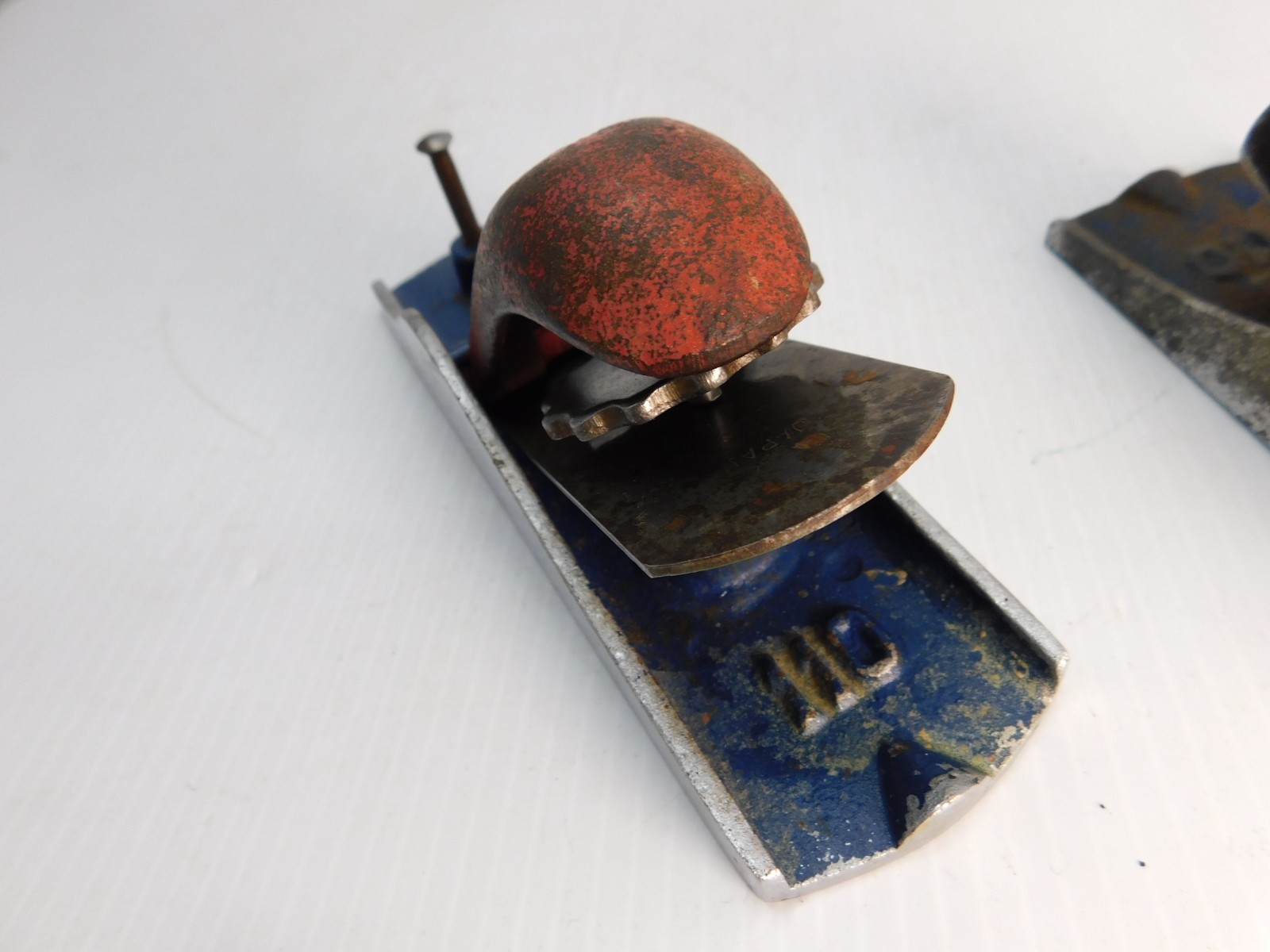 Pair Vtg Wood Planes no. 110, 6″ smooth bottom, red / blue