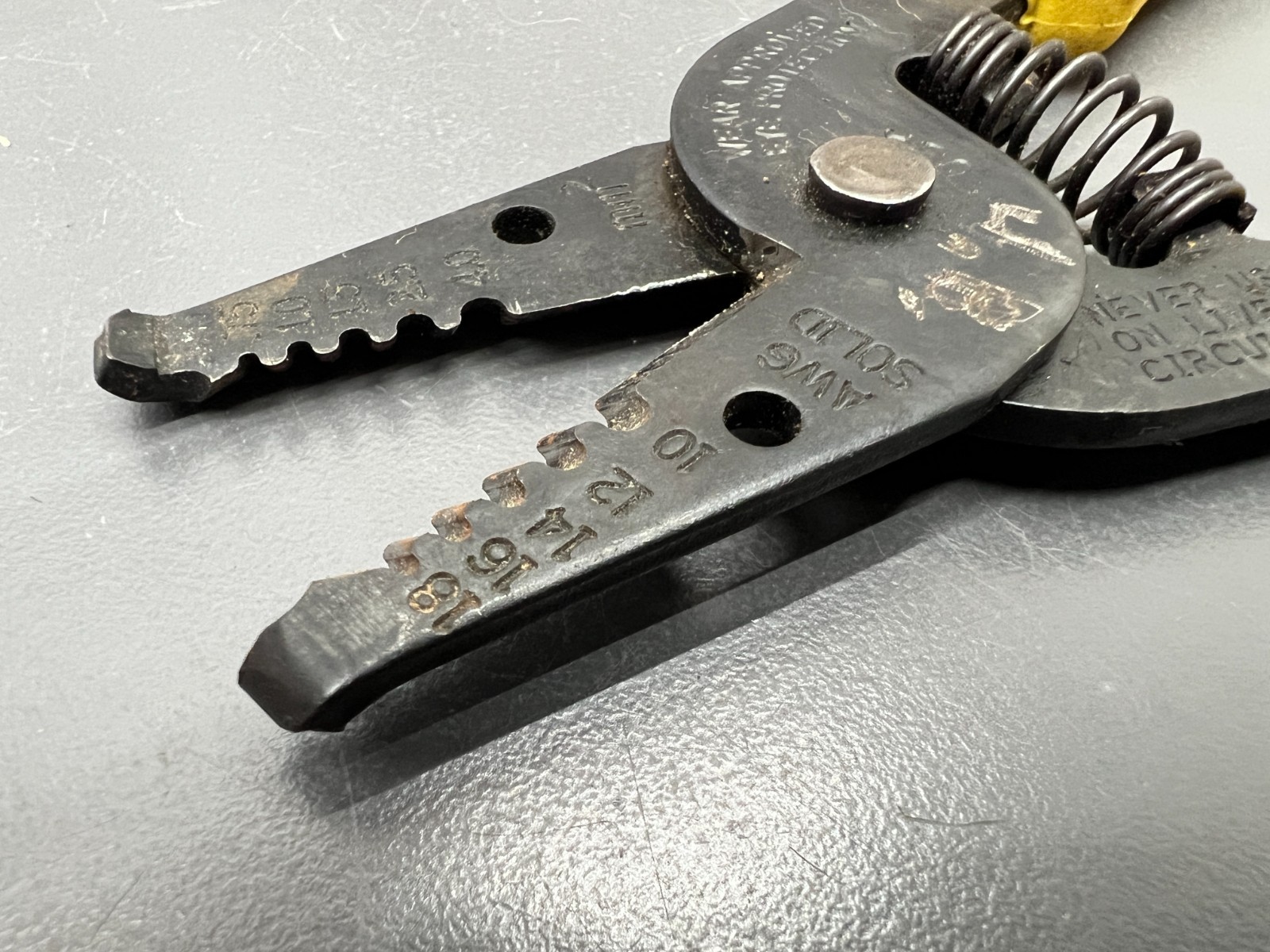 (p) KLEIN TOOLS 11045 6″ WIRE STRIPPER CUTTER YELLOW GRIPS – VGC – USA