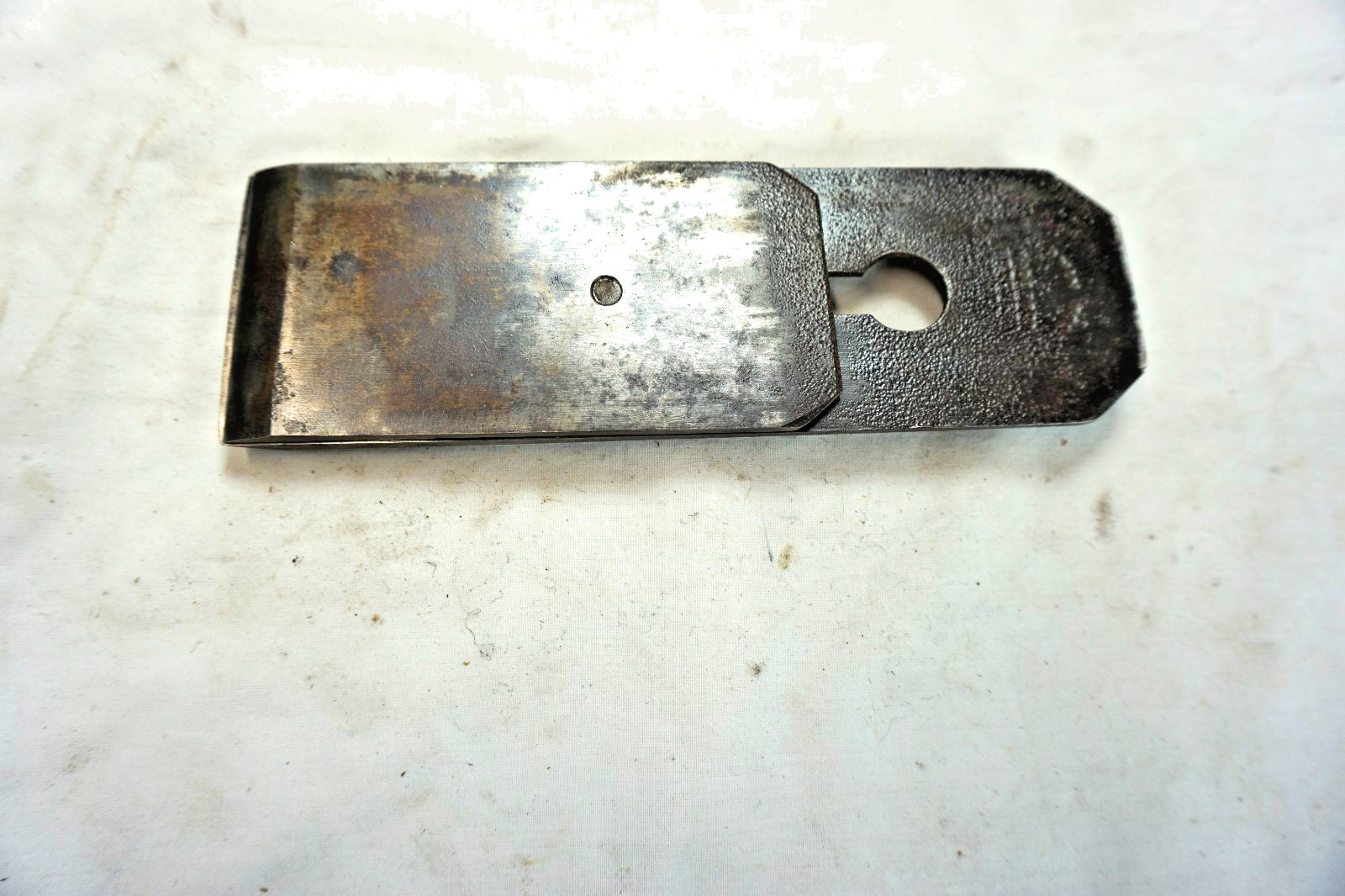 ANTIQUE PLANE IRON WITH CAP IRON – 2 5/8″ WIDE – SIGNED: BALDWIN TOOL – TAPERED