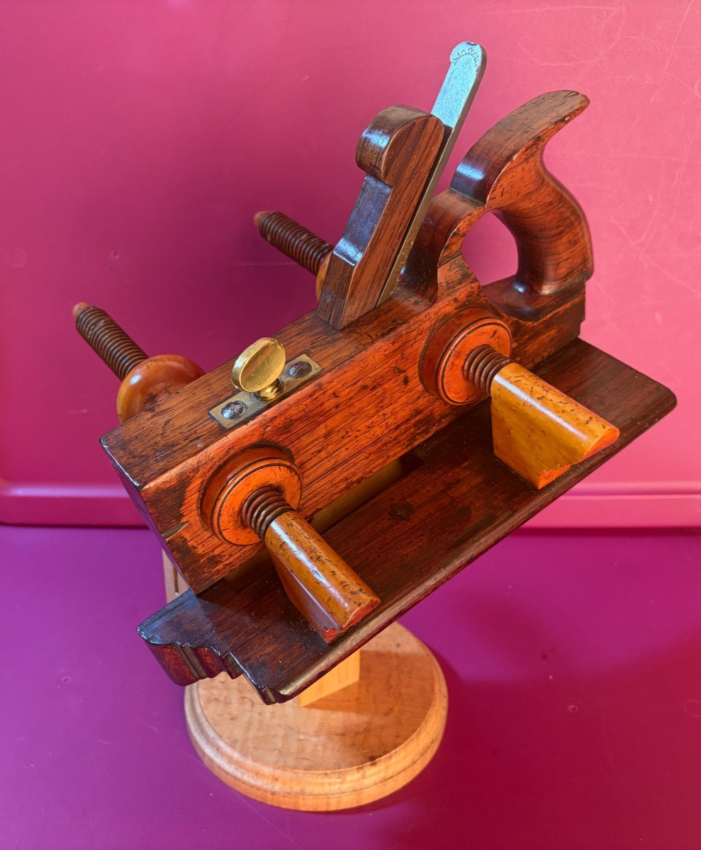 Beautiful G. W. Denison Rosewood & Boxwood Closed Tote Screw Arm Plow Plane+Stnd