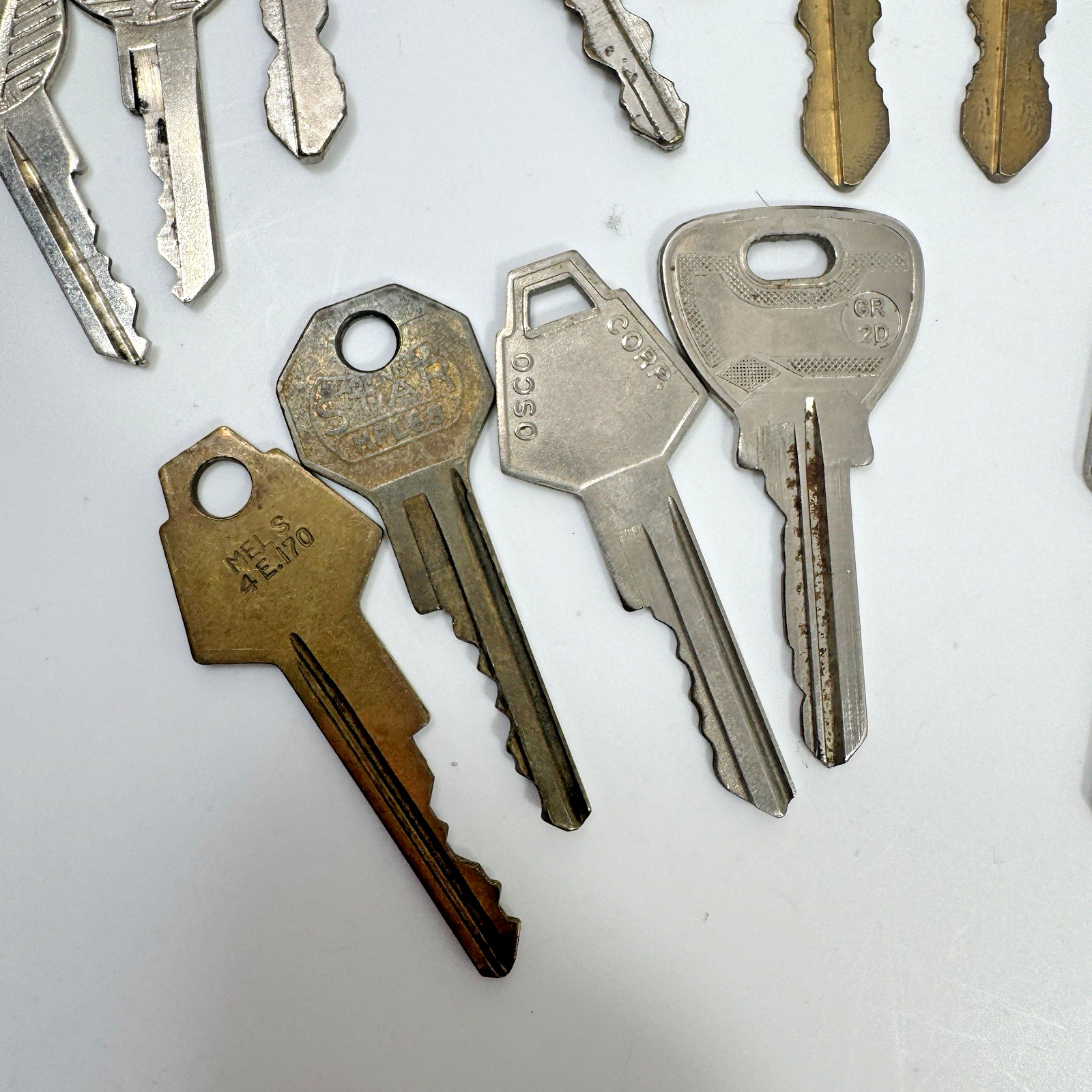 Lot/23 Vintage GM / Ford / Chrysler Automotive Keys, Classic Car Ignition Trunk
