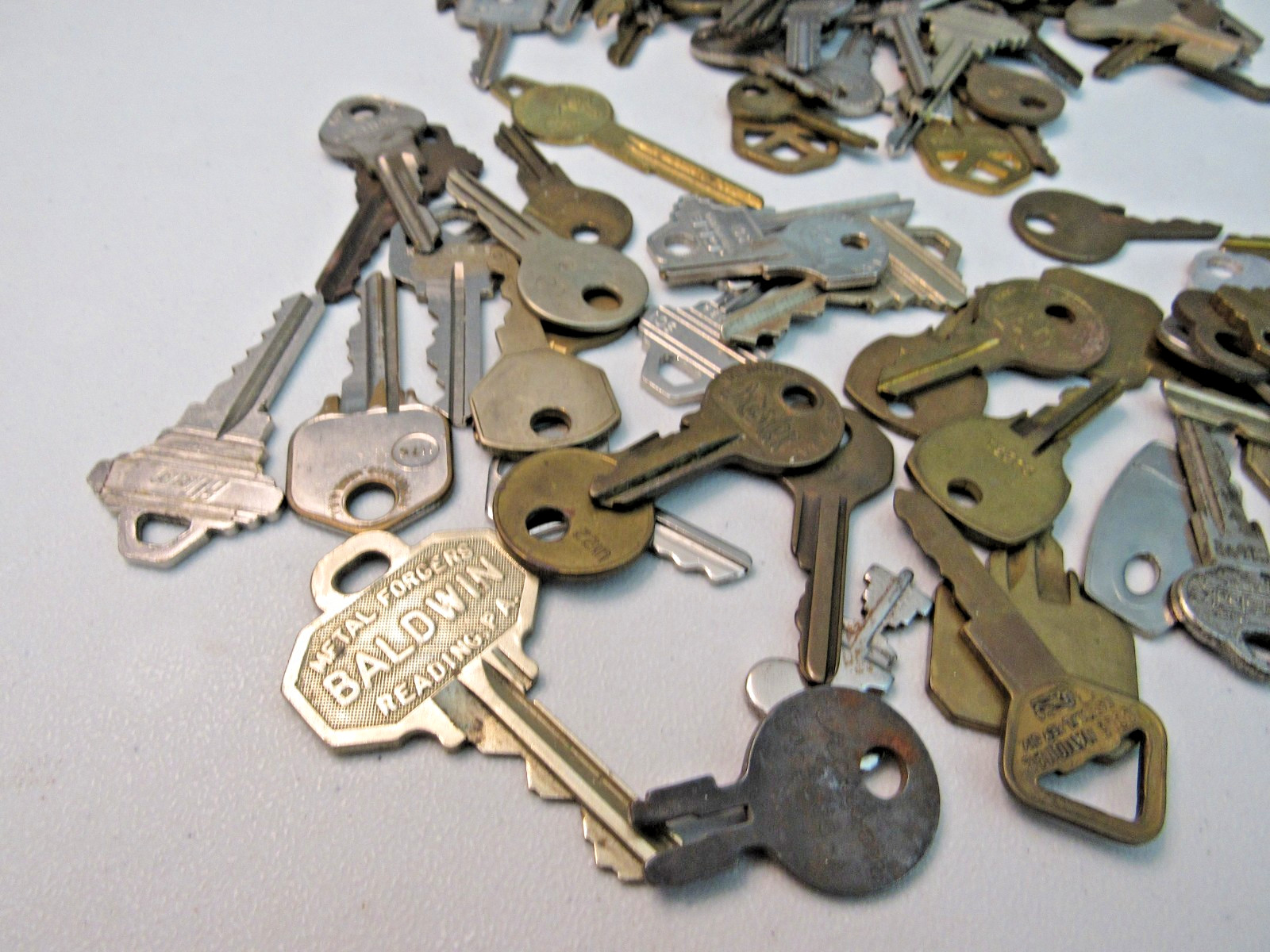 LOT OF 300 VINTAGE – MOD KEYS HOUSE MOTEL PADLOCK LUGGAGE ASSORTED SIZES STYLES