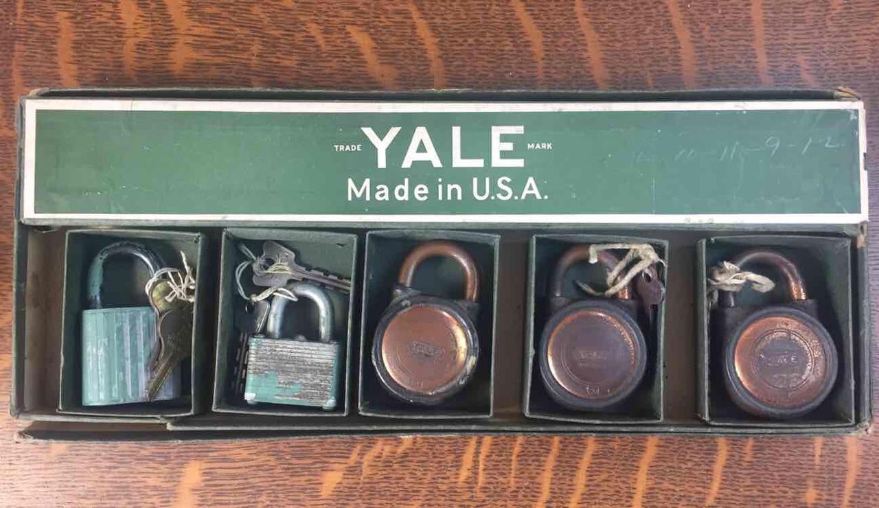 Vintage YALE Padlock Box Store Display w/ three # 324 Locks 2 working & two Keys