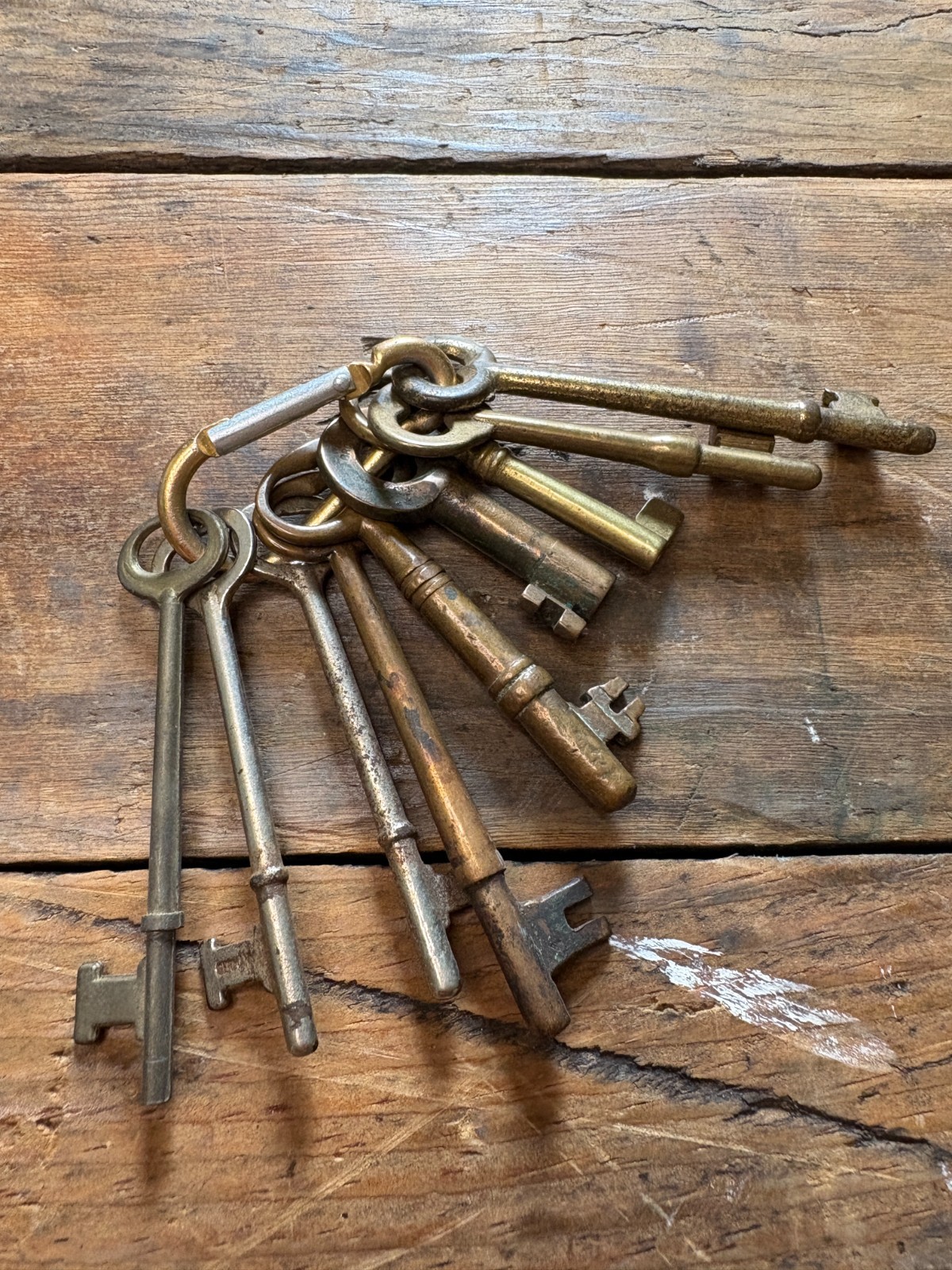 Lot 24 Vintage Skeleton Keys & Barrel Keys Assorted Antique Styles & Sizes Lock