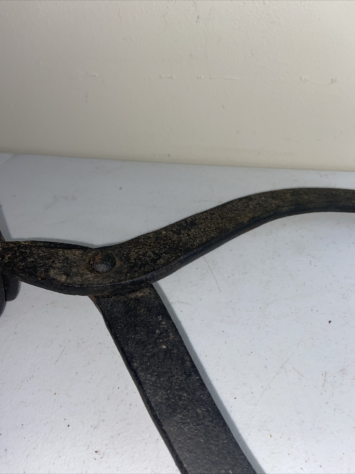 Cast Iron Ice Block Hay Bail Tongs 17” Wall Farmhouse Marked EL Vintage Cottage