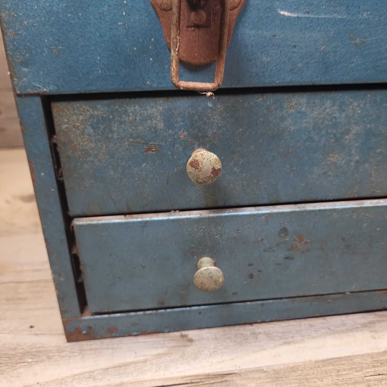 Rare Vtg 20×10 BELKNAP Hardware Blue Grass Two Drawer Locking Tool Box