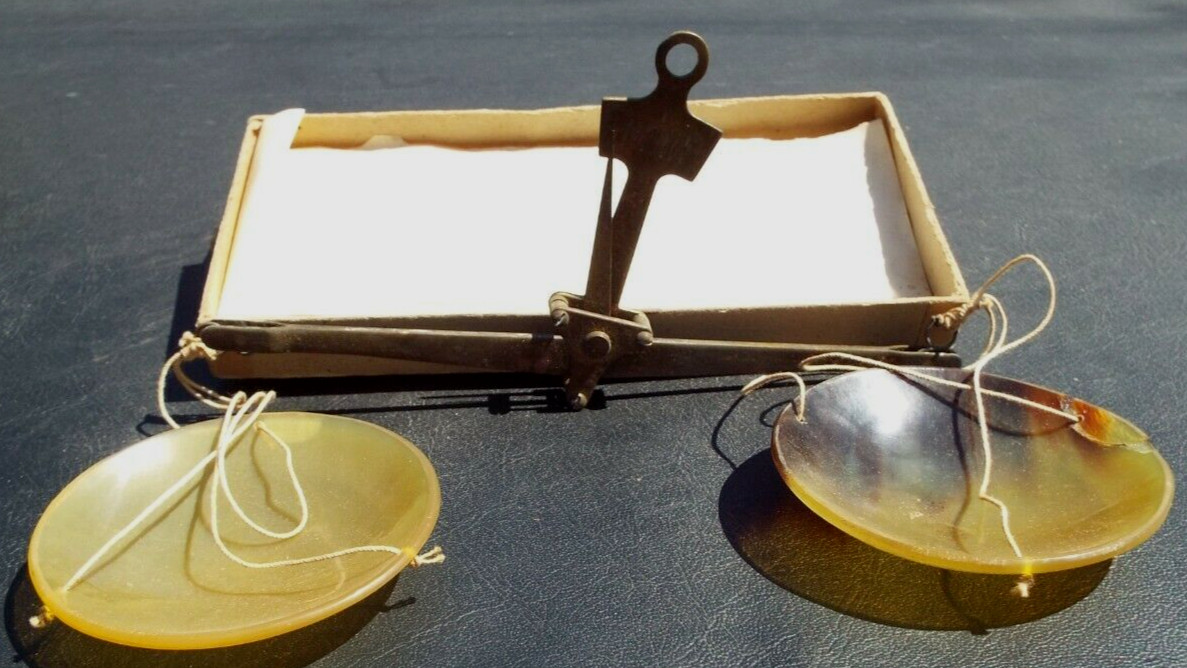 BALANCE SCALE 50 G. ENGRAVINGS BRASS / 2 PLASTIC DISH Hand Held ANTIQUE