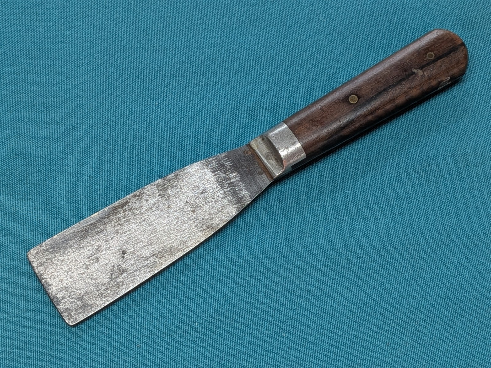 ATQ L.F.&C. 1-1/4″ Putty Knife No. 2101 Rosewood Scales Zinc Bolster – 1900-1915