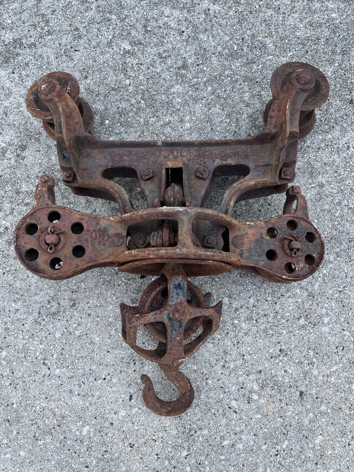 Antique Leader Cast Iron Farm Hay Trolley Barn Equipment w/ Center Drop Pulley