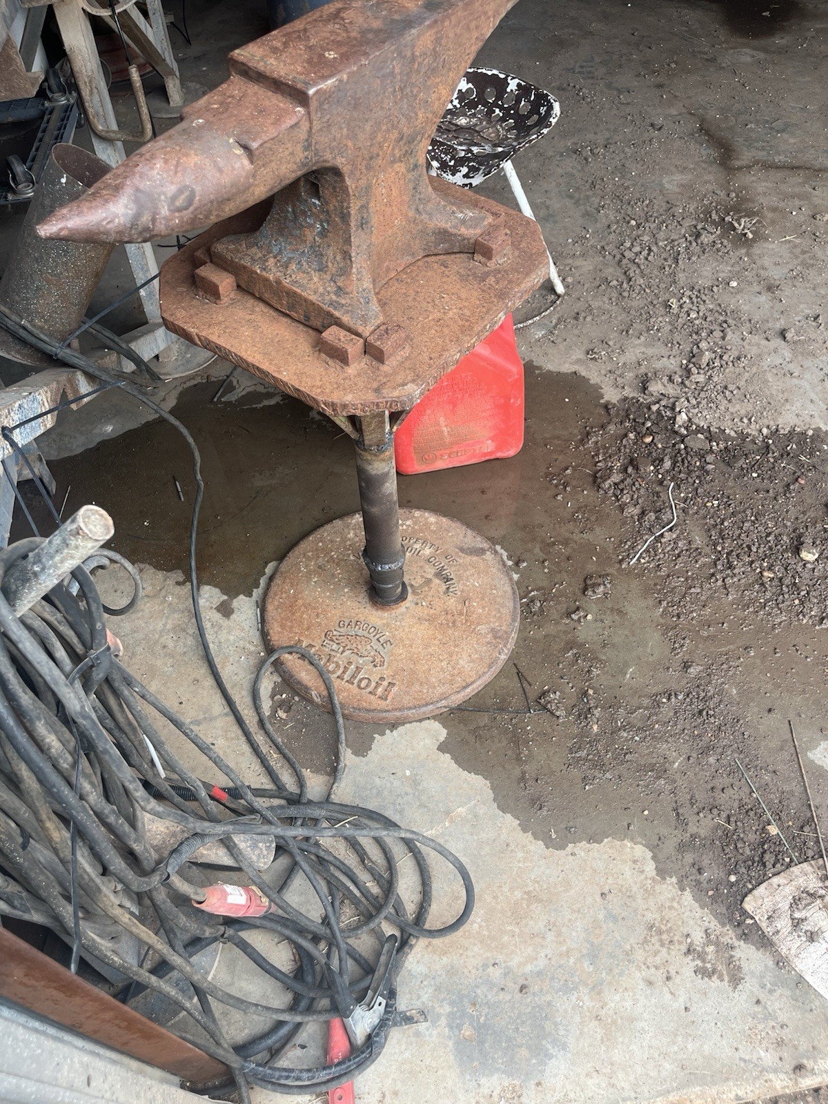 Blacksmith Anvil on Metal Stand/Base with Mobil Oil Base for Shop Forge Work