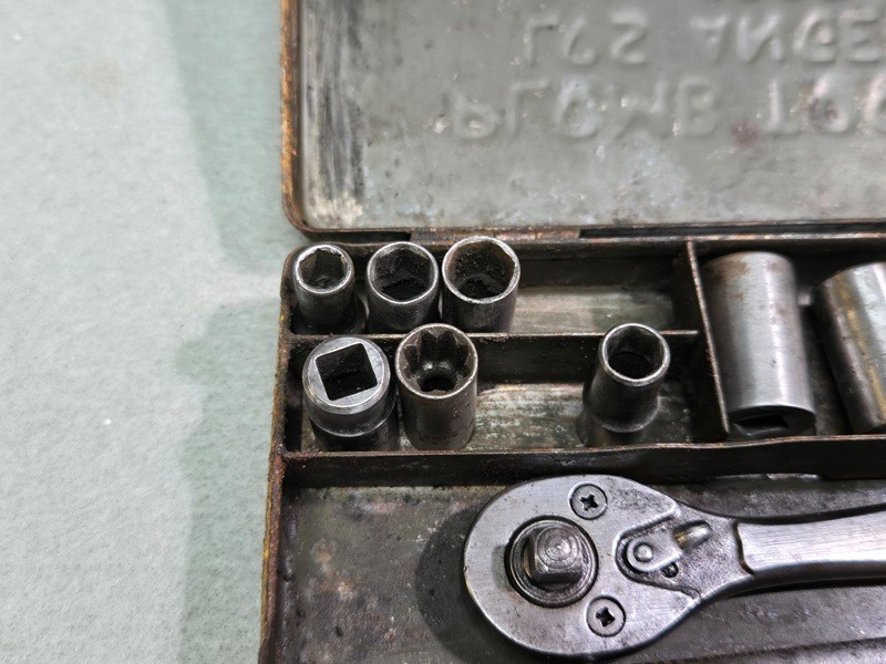 Vintage Plomb Plvmb TOOLS 1/4 Socket set 4795-ratchet . breaker & a few sockets