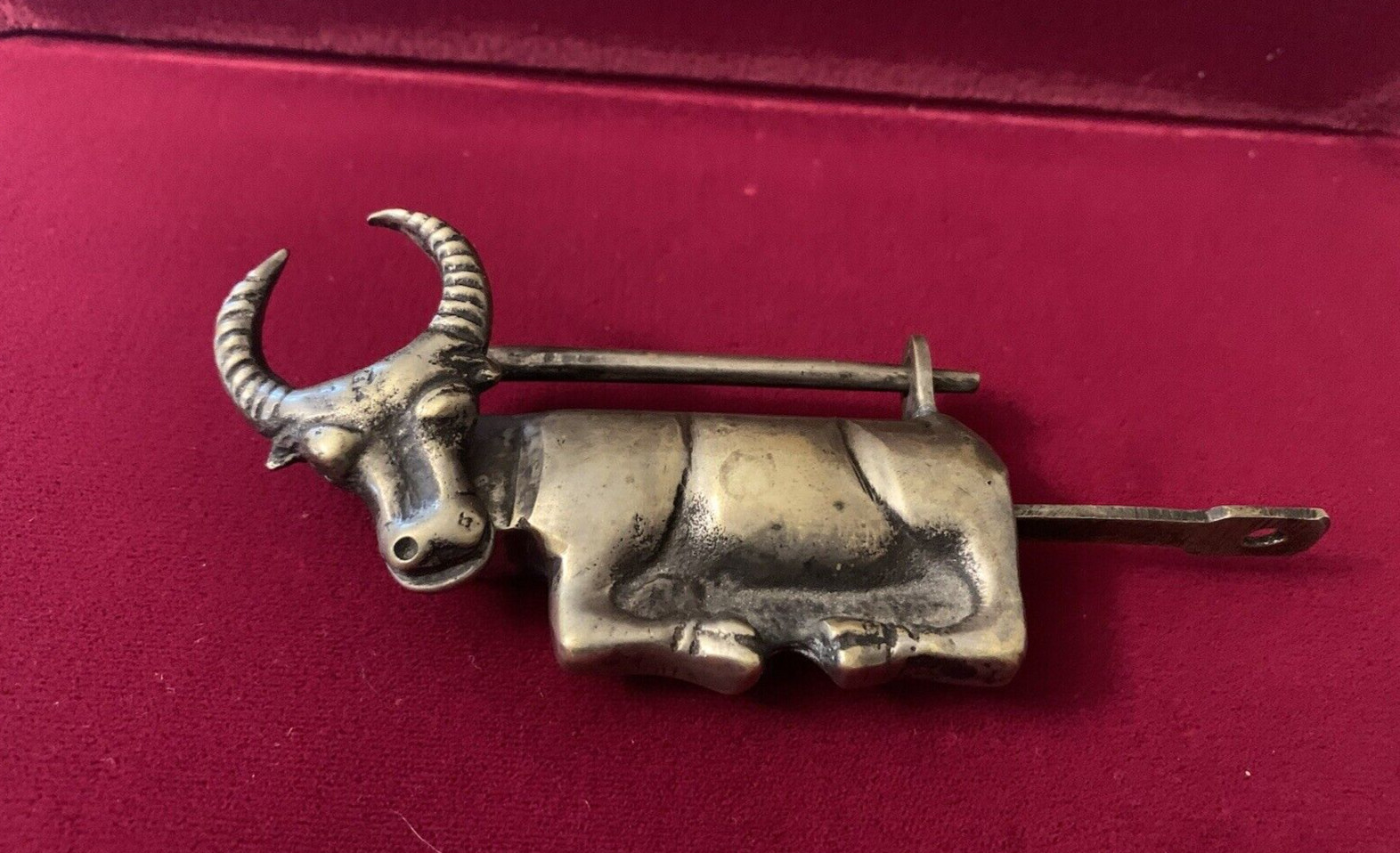 Vintage Figural METAL BULL OX SHAPED LOCK SWIVEL HEAD TAIL IS KEY BRASS TONE