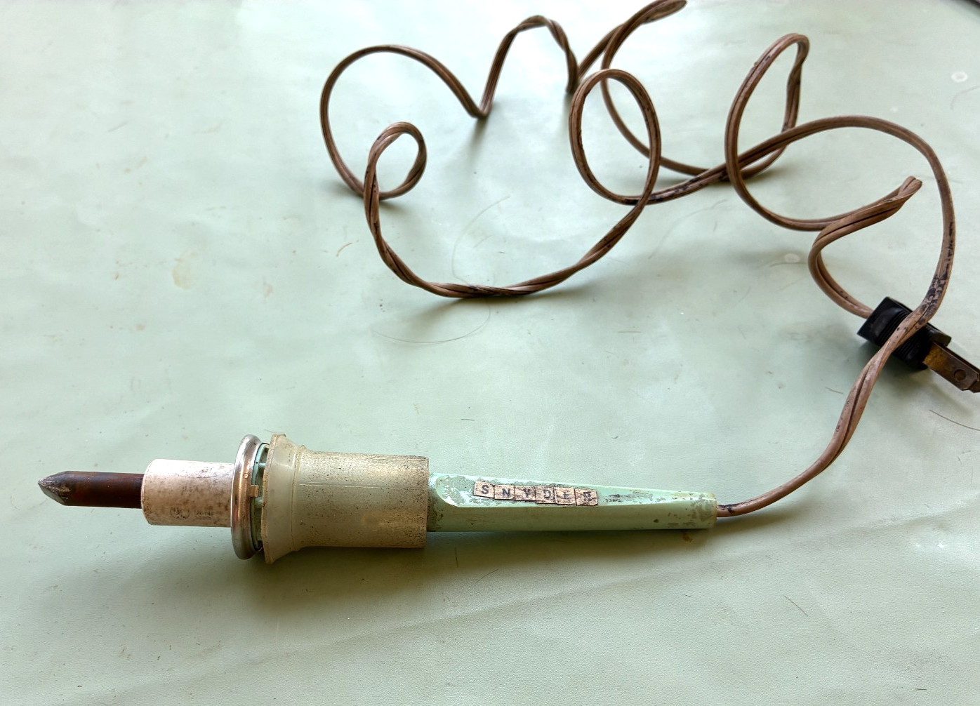 VINTAGE ELECTRIC SOLDERING IRON (WELLER?) T239 42 WATT AC/DC